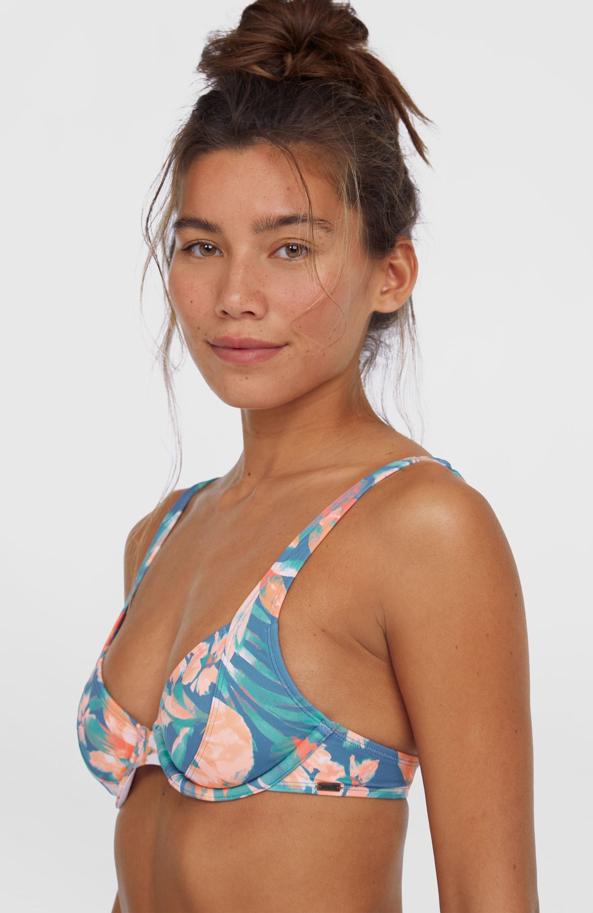 Saltwater Elsie Rita Bikini-Set, blau mit Blumenmuster in Rosa und Grün, Nahaufnahme des Bikinioberteils am Model