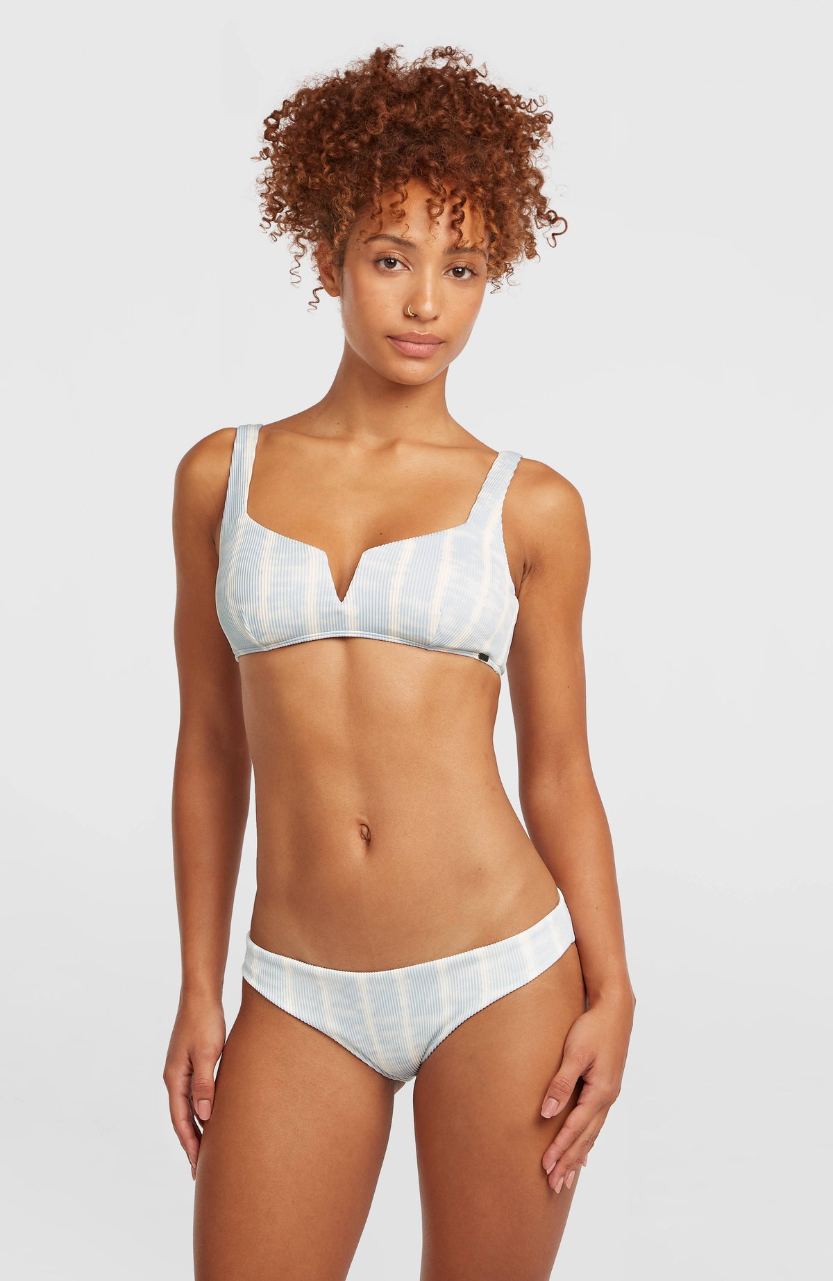 O'Neill Women Of The Wave Popoyo Matira Bikini-Set für Damen, blau mit Batikmuster in Weiß, Vorderansicht am Model
