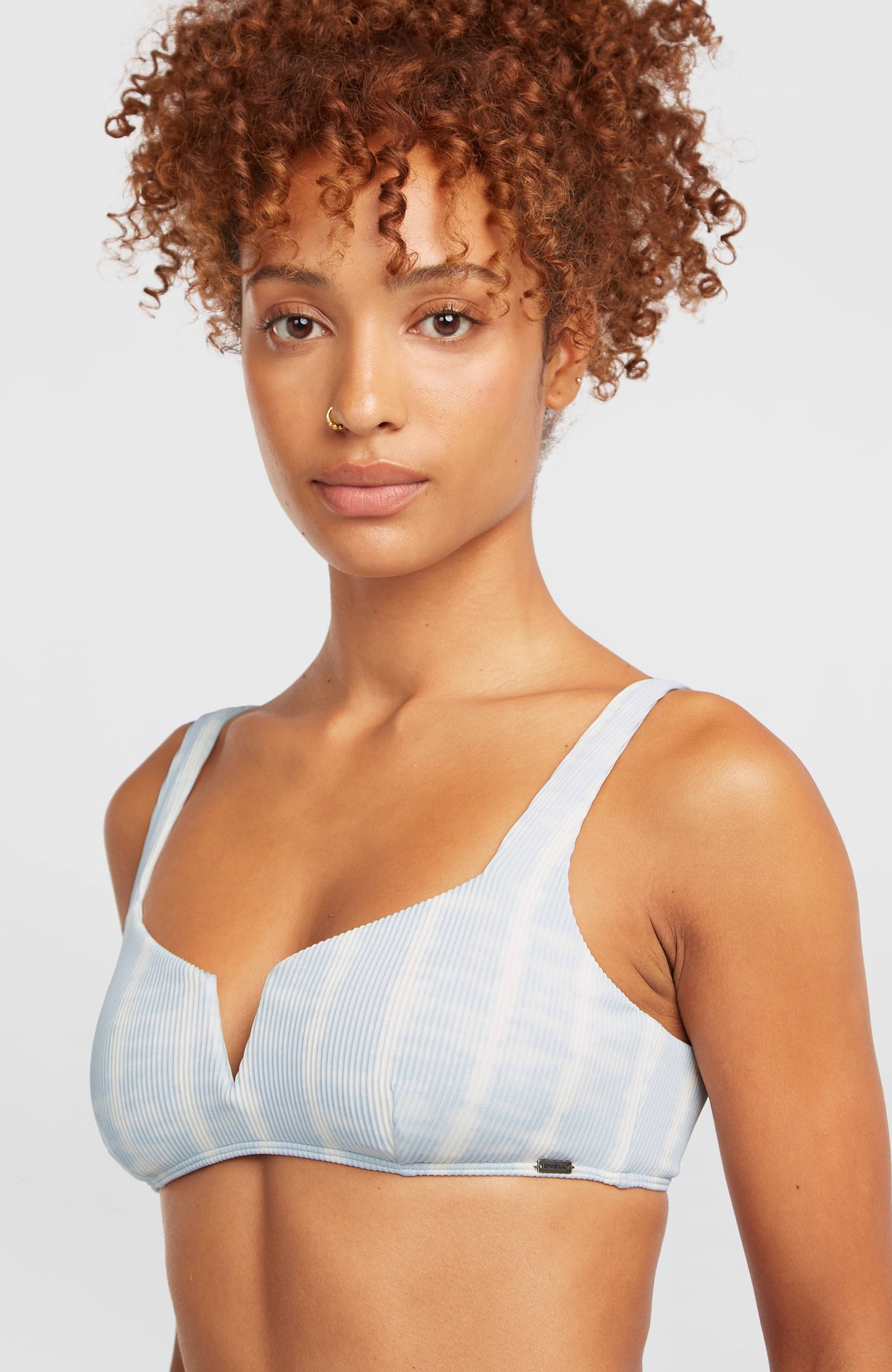 Women Of Bikini-Set für Damen, blau mit Batikmuster in Weiß, Nahaufnahme des Oberteils mit V-Ausschnitt