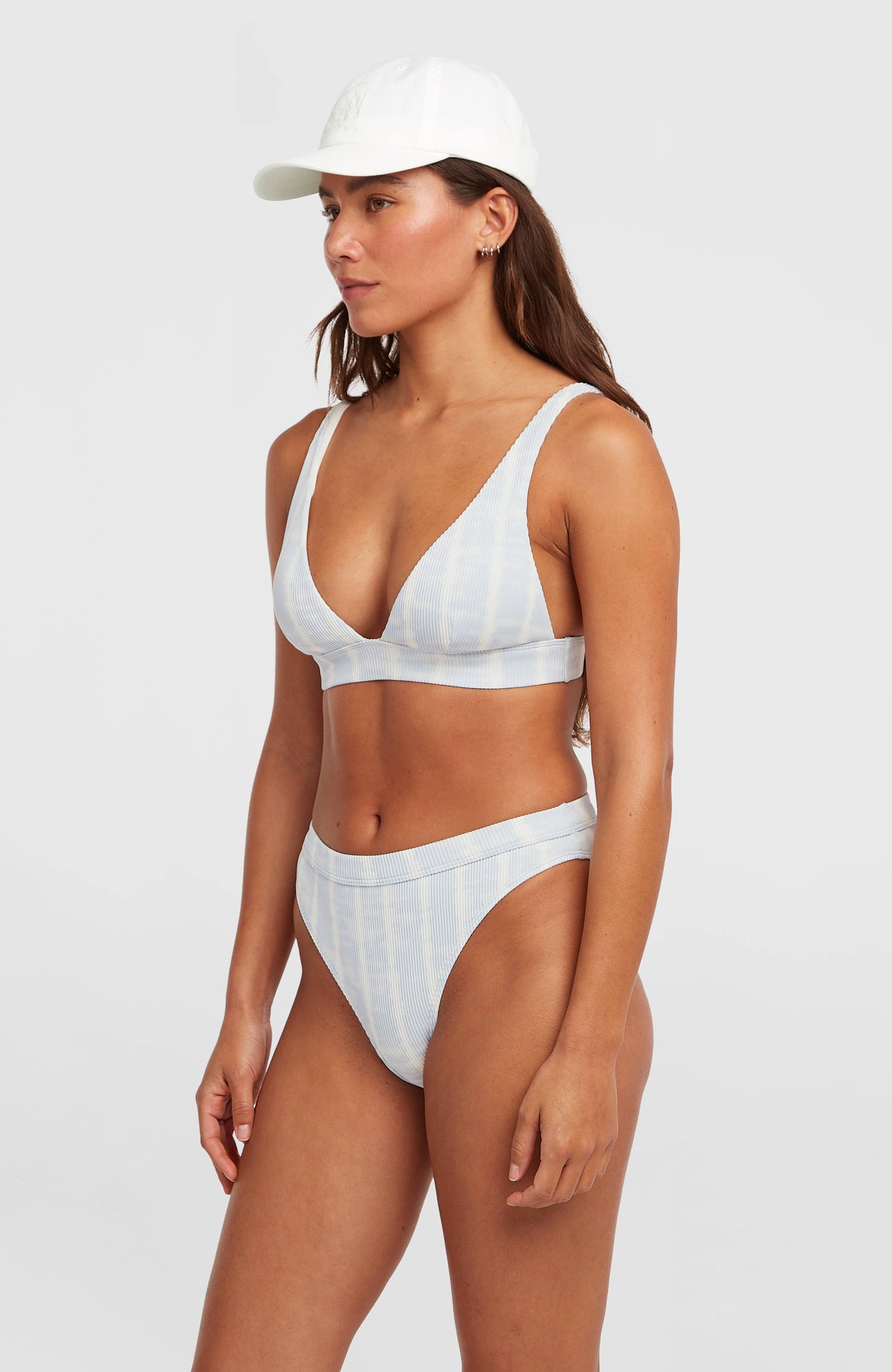 Women of the Wave Cancun Bikini-Set für Damen, blau mit Batikmuster in Weiß, Seitenansicht am Model