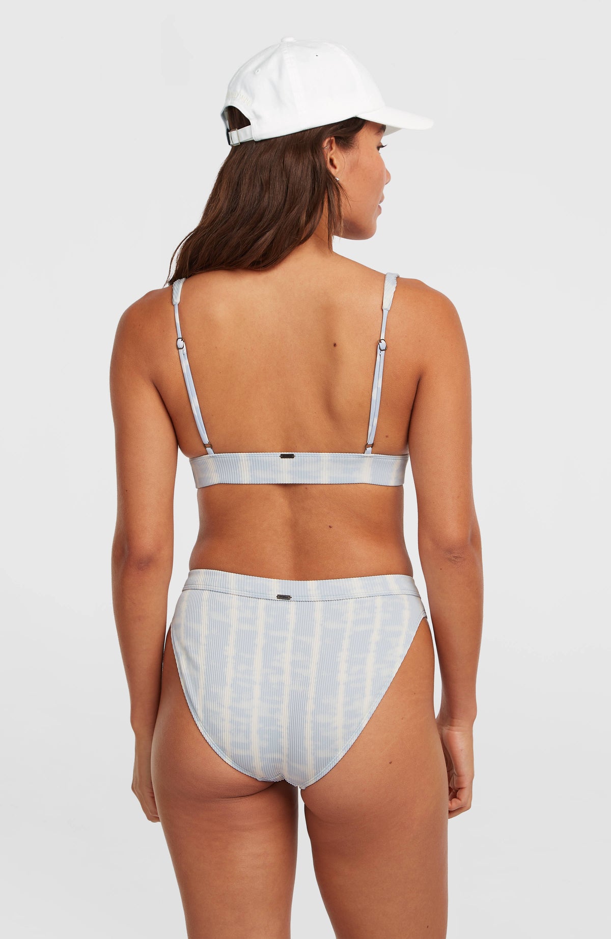 Women of the Wave Cancun Bikini-Set für Damen, blau mit Batikmuster in Weiß, Rückansicht am Model