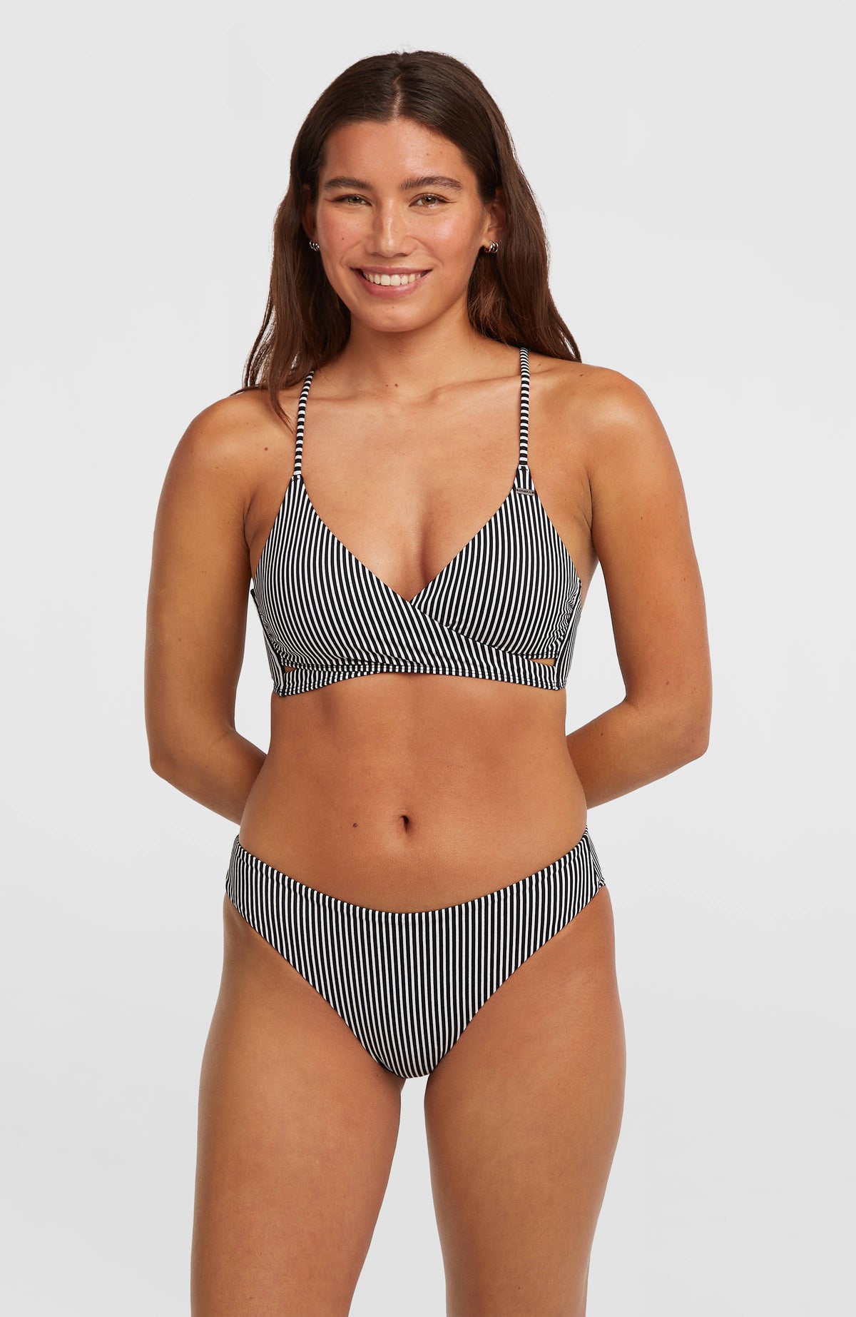 O'Neill Essentials Baay Maoi Bikini-Set für Damen, schwarz mit Streifenmuster in Weiß, Vorderansicht, am Model
