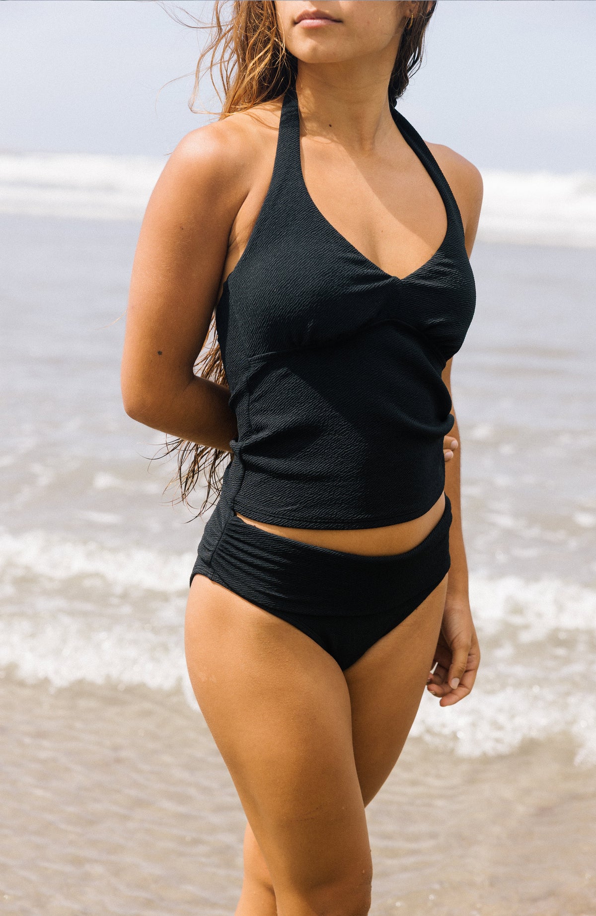 Tankini Bikini-Set für Damen, schwarz, getragen am Model am Strand