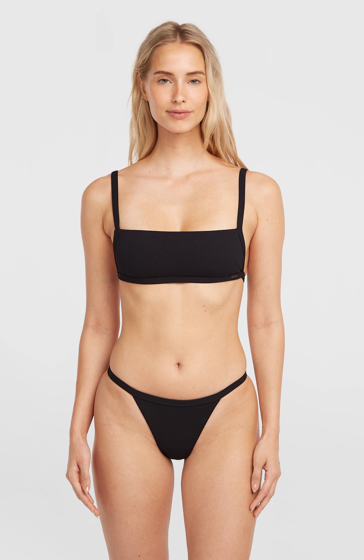 O'Neill Paloma Bikini-Set für Damen, schwarz, getragen am Model, Vorderansicht