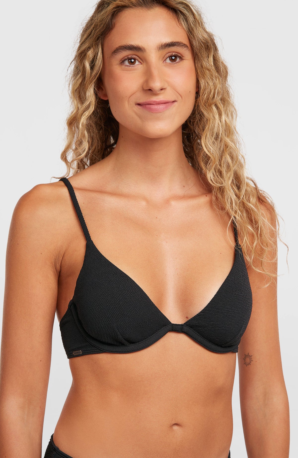 Honopu Rockey Bikini-Set für Damen, schwarz, Nahaufnahme des Bikinioberteils mit Bügeln