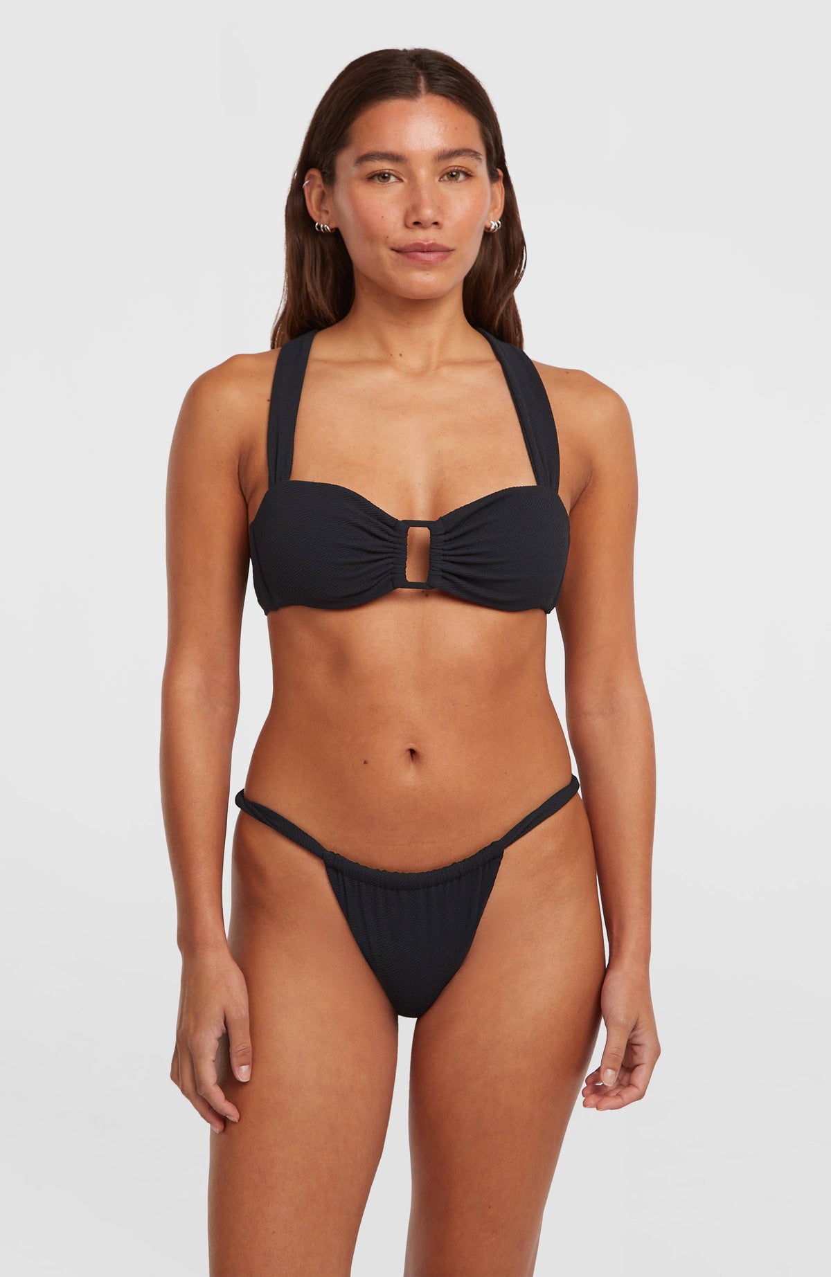 O'Neill Annie Bikini-Set für Damen, schwarz, Vorderansicht getragen am Model mit gerafftem Mittelsteg