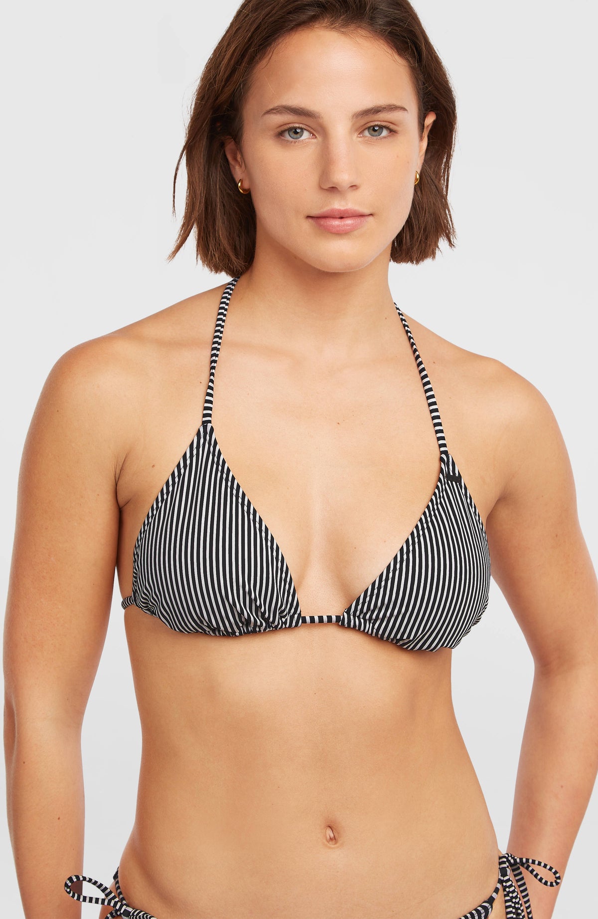 Essentials Capri Bondey Bikini-Set, schwarz mit Streifenmuster in Weiß, Nahaufnahme des Triangel-Oberteils am Model