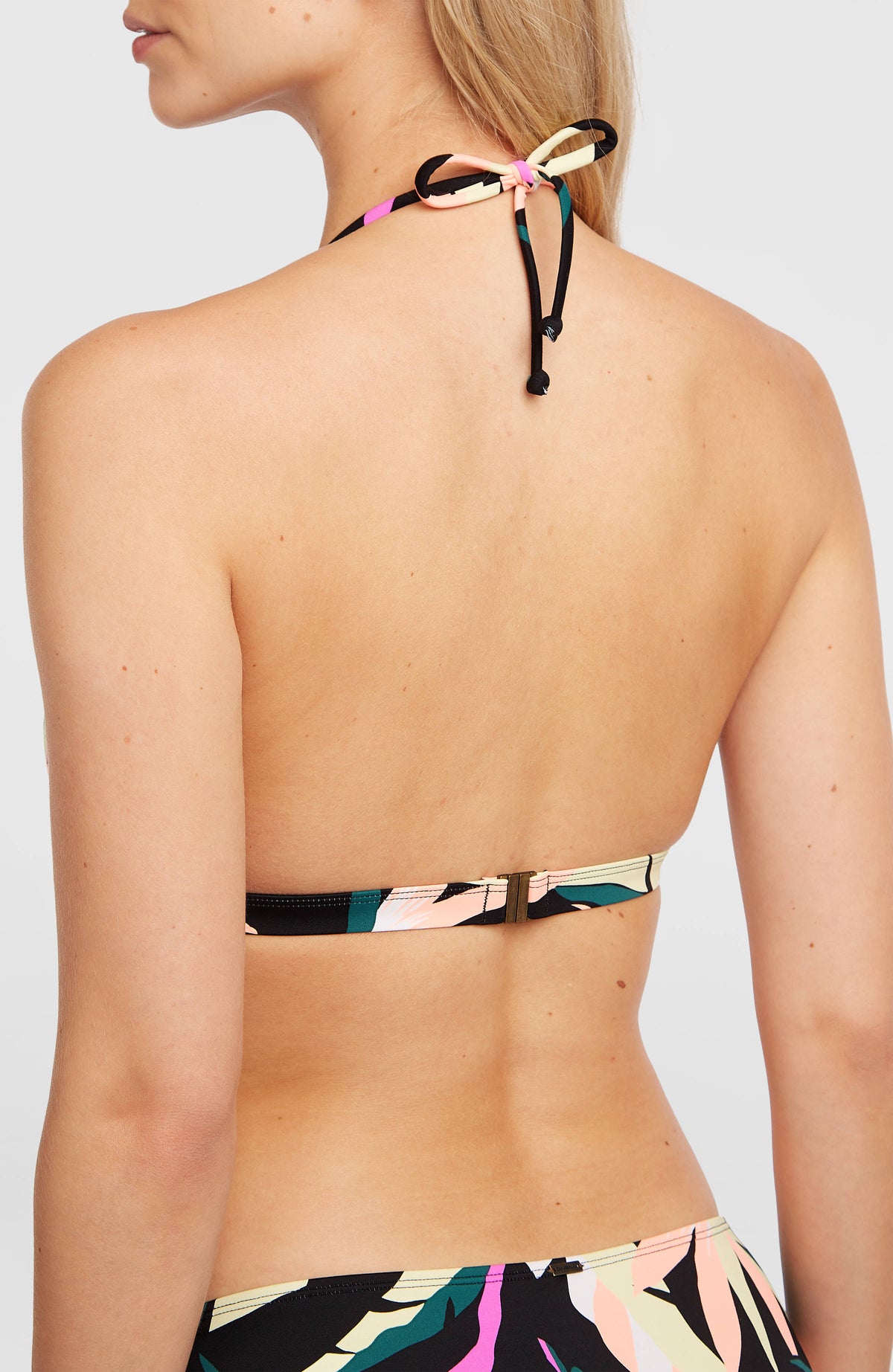 Essentials Marga Cruz Bikini-Set, schwarz mit Tropenmuster in Pink und Grün, Detailansicht des Rückenverschlusses