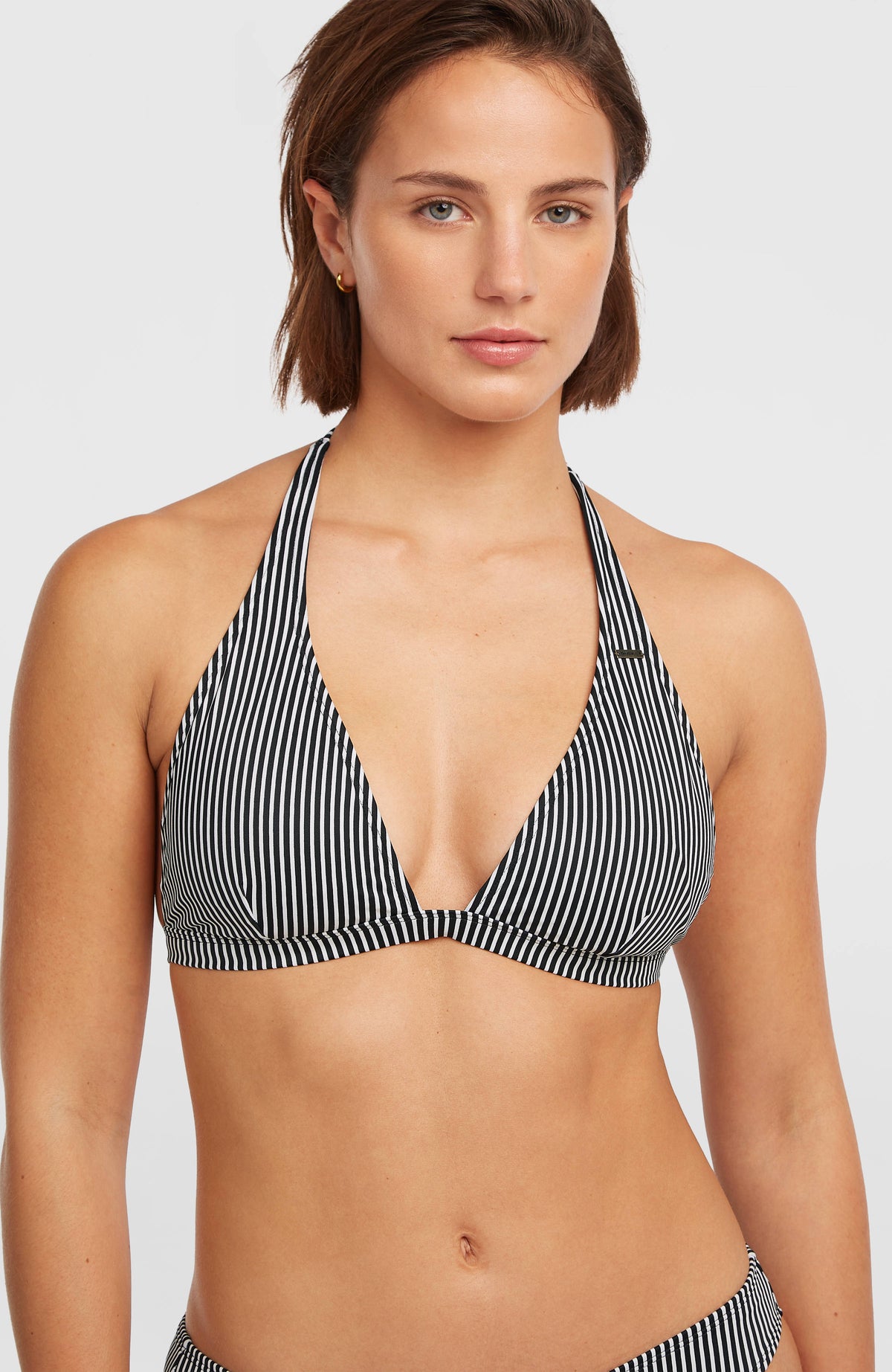 Essentials Marga Cruz Bikini-Set für Damen, schwarz mit Streifenmuster in Weiß, Nahaufnahme des Oberteils am Model