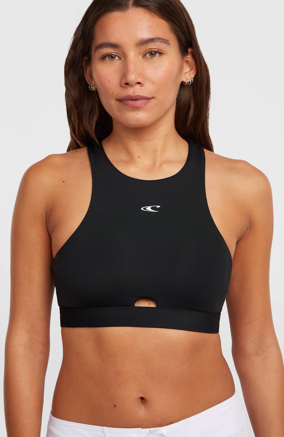 O'Neill Surftop für Damen, schwarz, Vorderansicht am Model, hochgeschlossener Ausschnitt mit kleinem Cut-Out