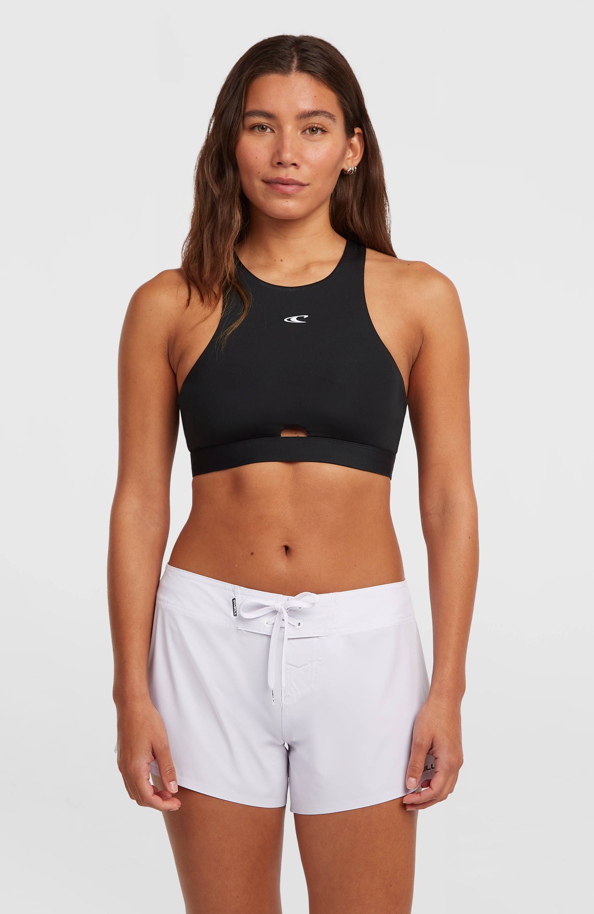 Surftop für Damen, schwarz, Vorderansicht am Model, mit kleinem Logo-Print mittig auf der Front
