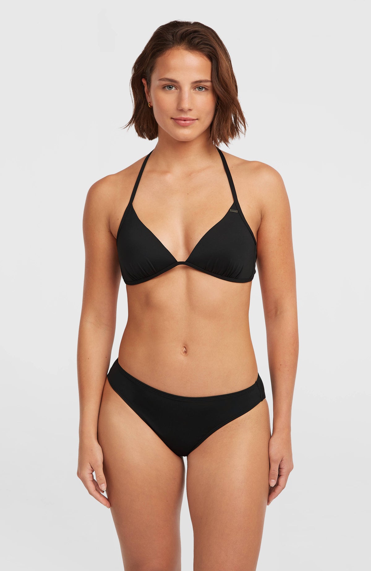 Sao Bikini-Oberteil für Damen, schwarz, Ganzkörperansicht am Model von vorne