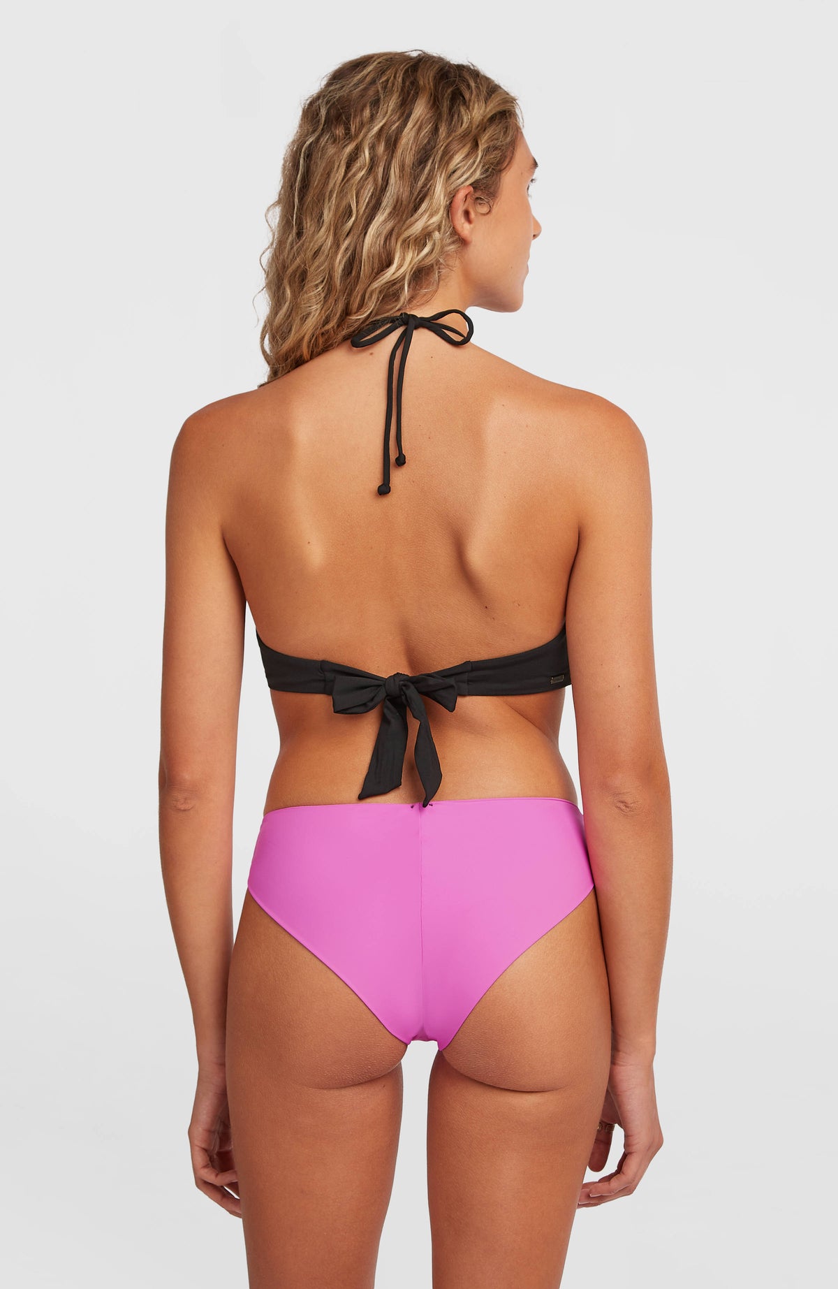 Embry 4-Style Bikini-Oberteil für Damen, schwarz, Rückansicht am Model mit Bindeschleife an der Rückseite