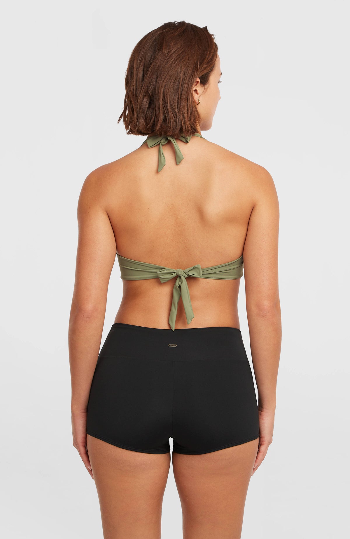 Grenada Bikini-Oberteil für Damen, grün, vollständige Rückansicht getragen am Model mit gebundenem Verschluss