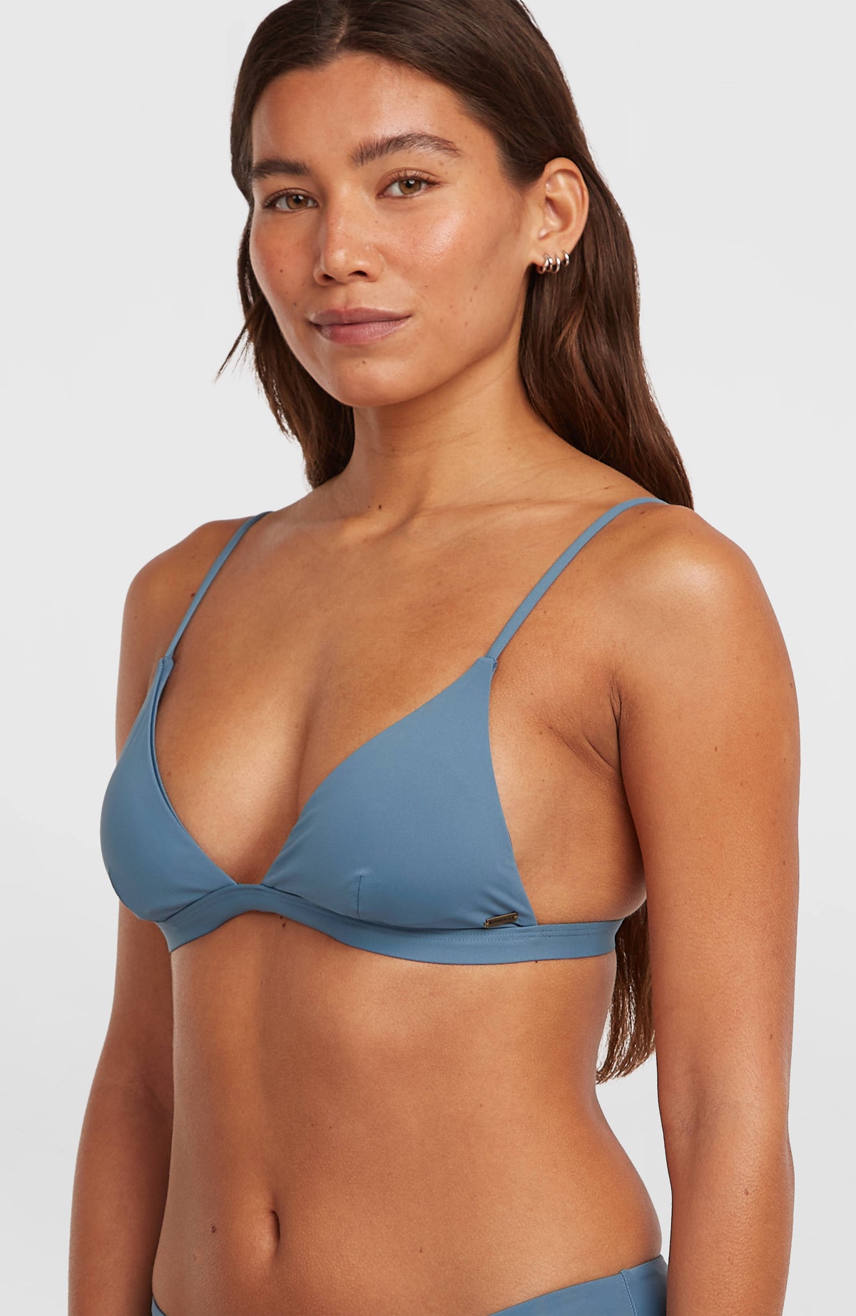 Seaside Tri Bikini-Oberteil für Damen, blau, Seitenansicht am Model mit kleiner Logoplakette