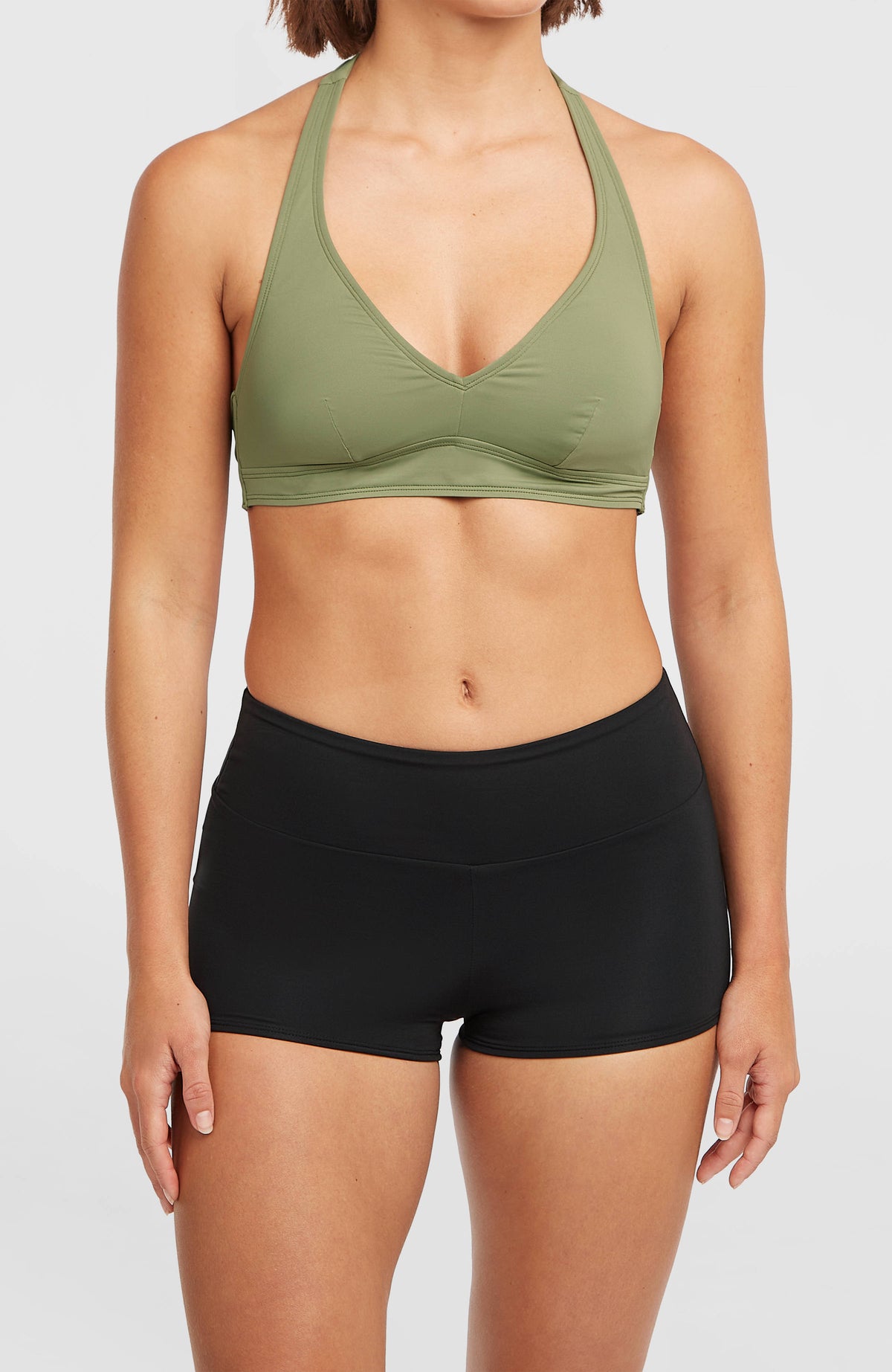 Grenada Bikinihose für Damen, schwarz, Vorderansicht am Model mit breitem Bund