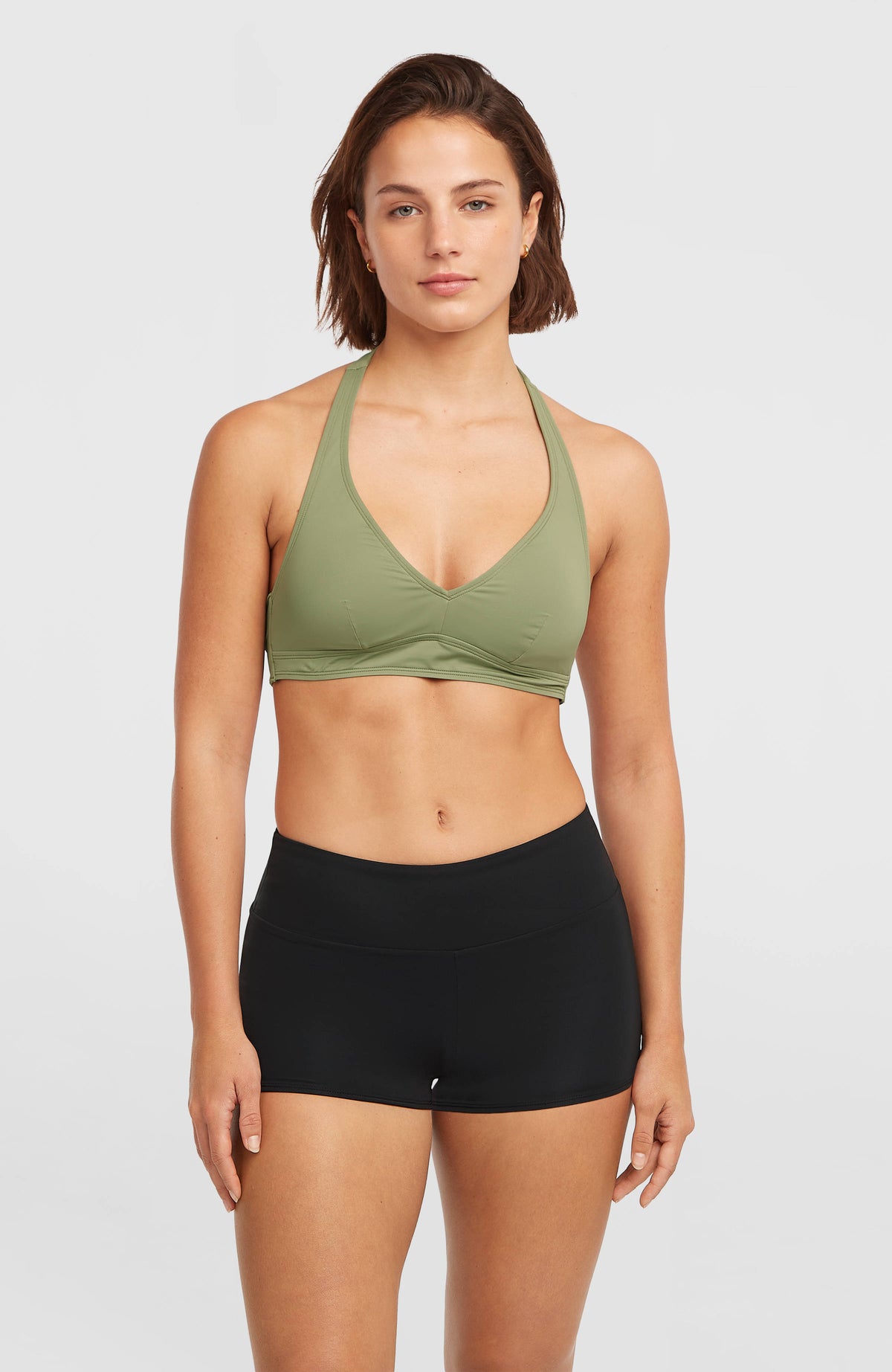Grenada Bikinihose für Damen, schwarz, Vorderansicht am Model mit kurzem Beinansatz
