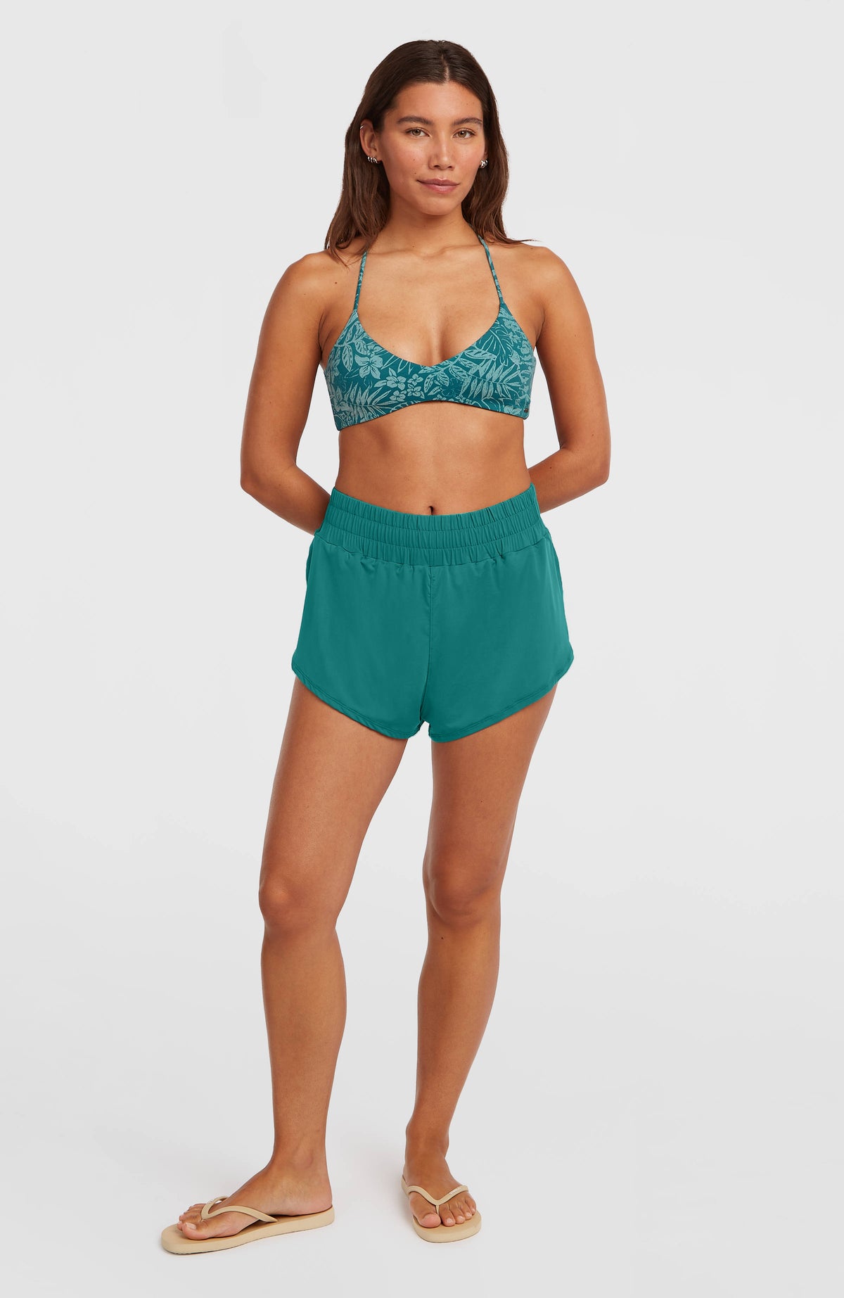 Must-Have Badehose für Damen, grün, Ganzkörperansicht von vorne am Model