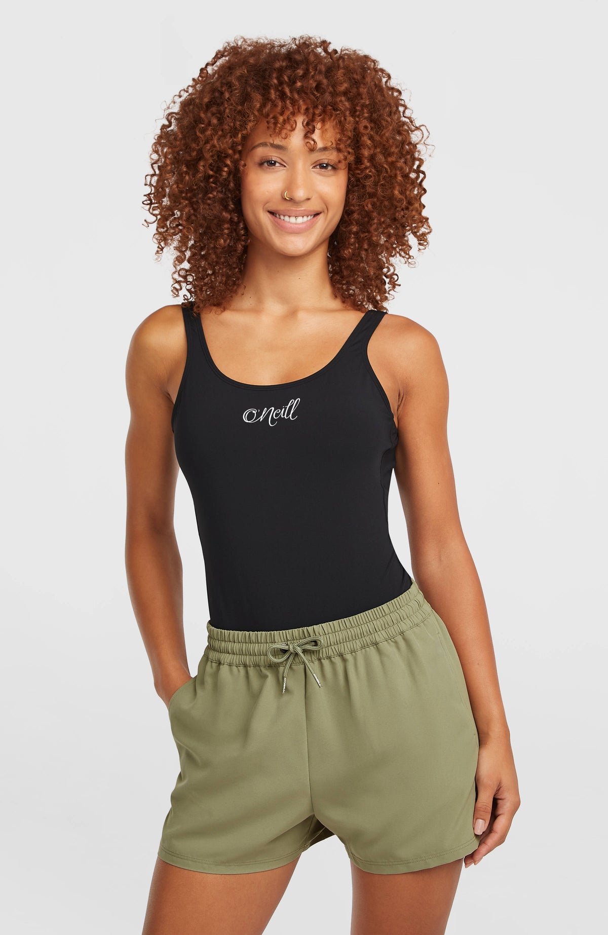 O'Neill Essentials 12'' Badeshorts für Damen, grün, Vorderansicht getragen am Model