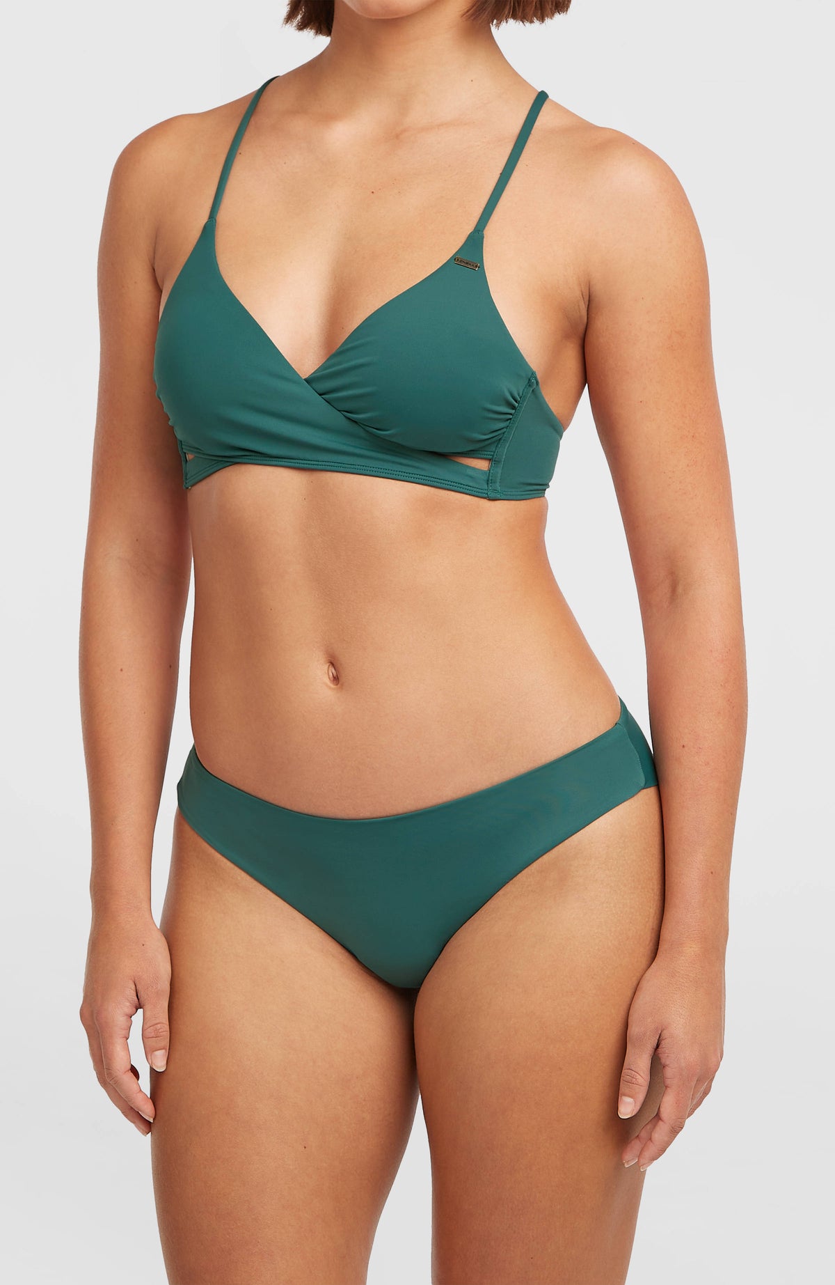 Maoi Bikinihose für Damen, grün, halbe Vorderansicht, getragen am Model
