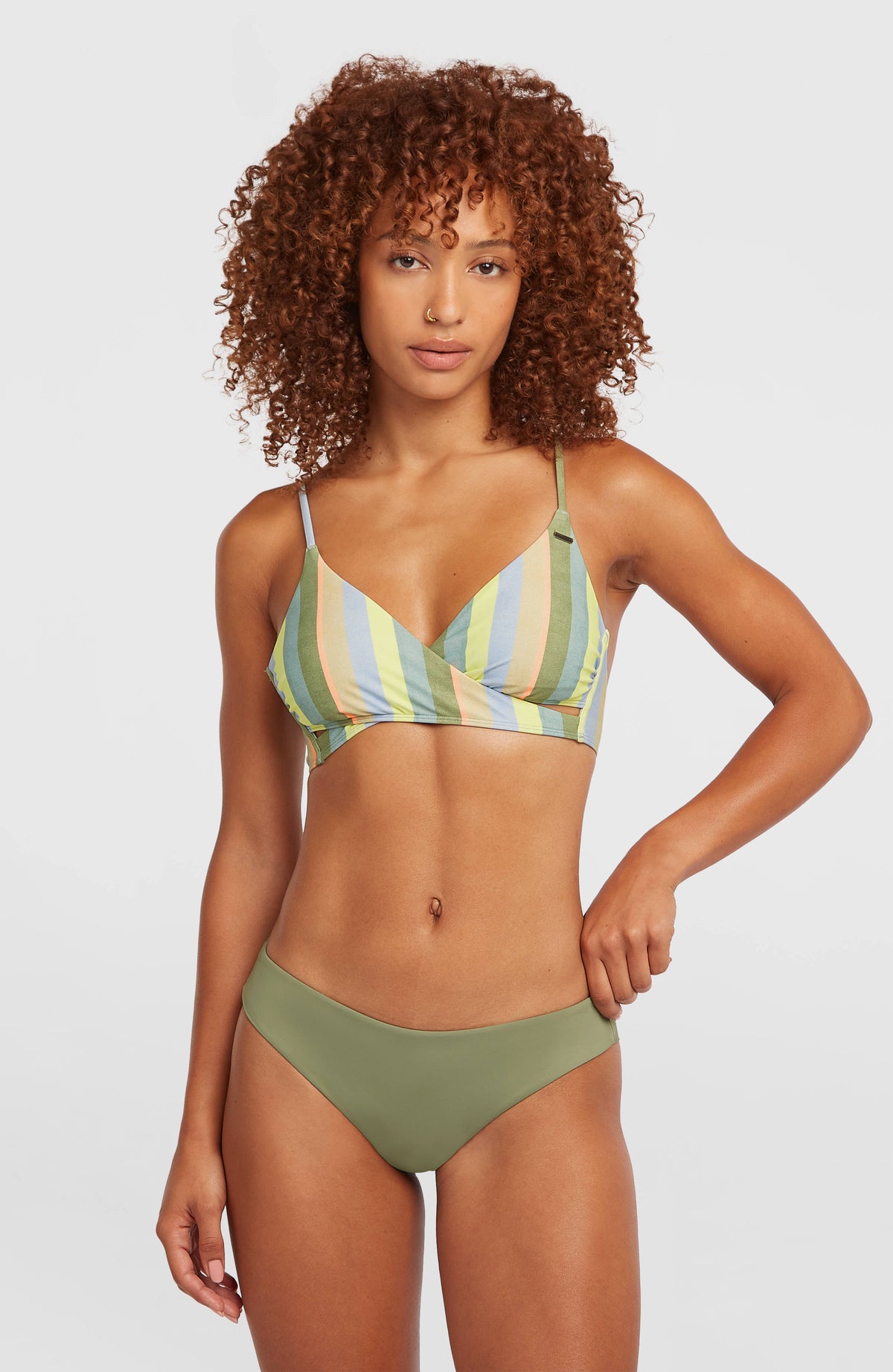 Grüne Maoi Bikinihose für Damen, Vorderansicht am Model in Dreiviertelansicht