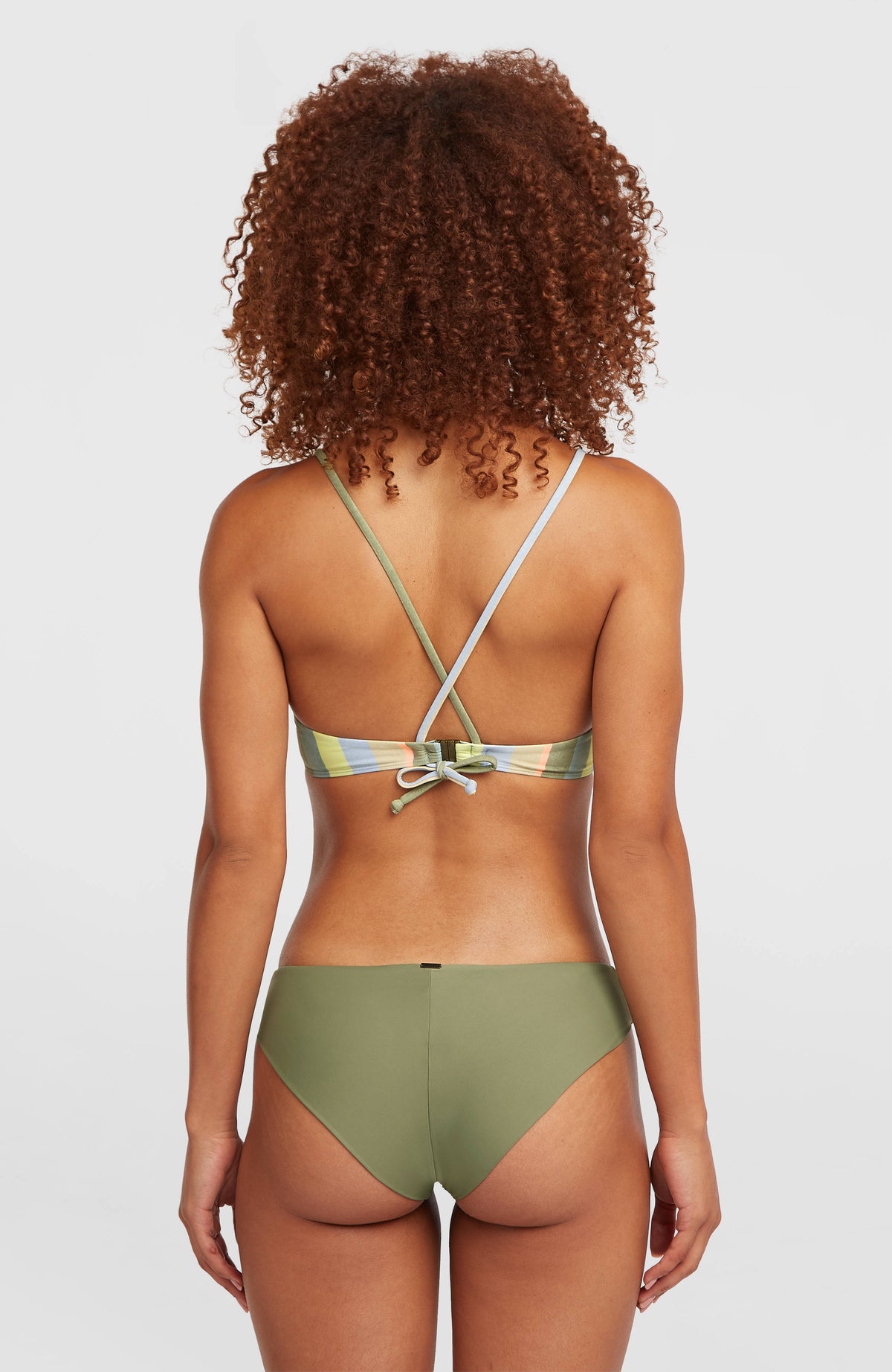 Maoi Bikinihose für Damen, grün, Rückansicht am Model in Gesamtaufnahme