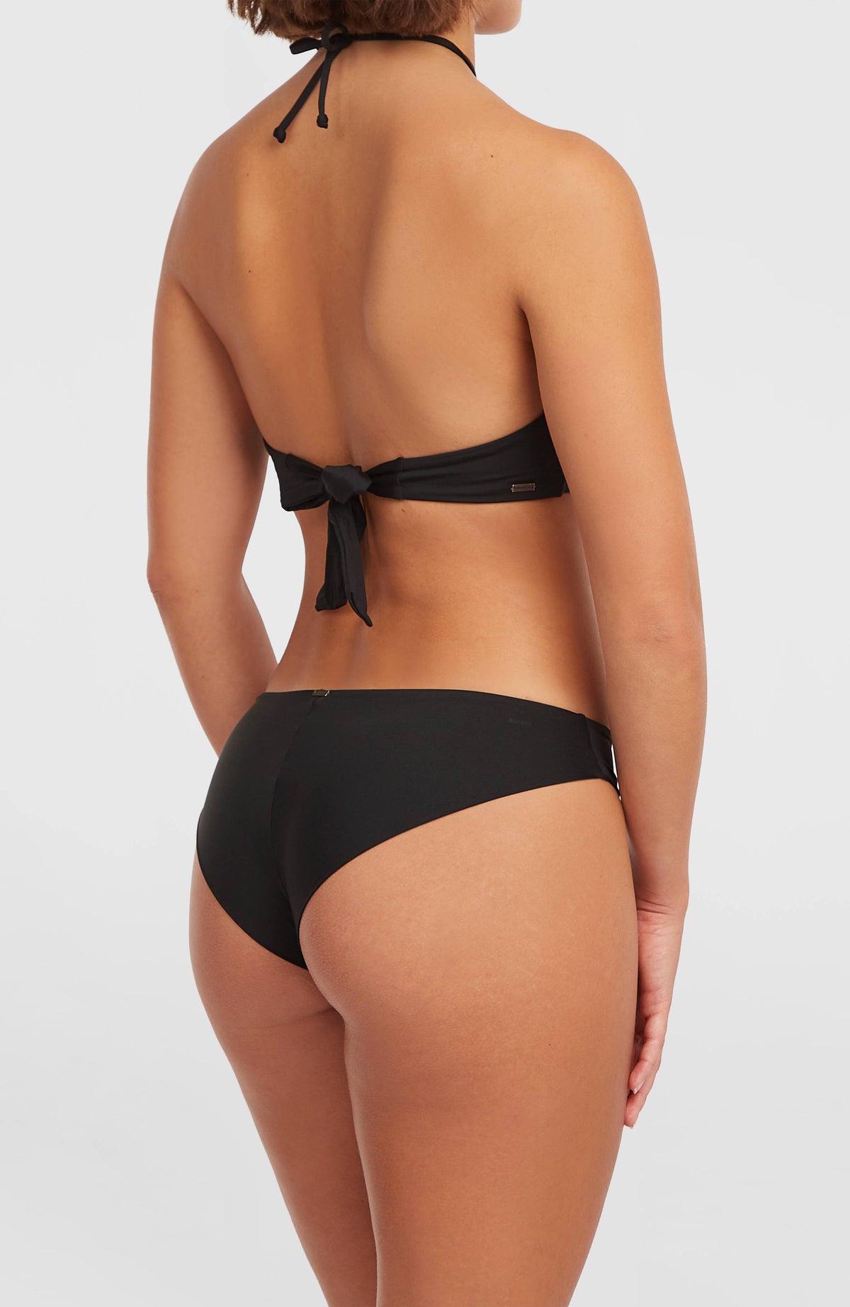 O'Neill Maoi Bikinihose für Damen, schwarz, getragen am Model in der Ansicht von schräg hinten