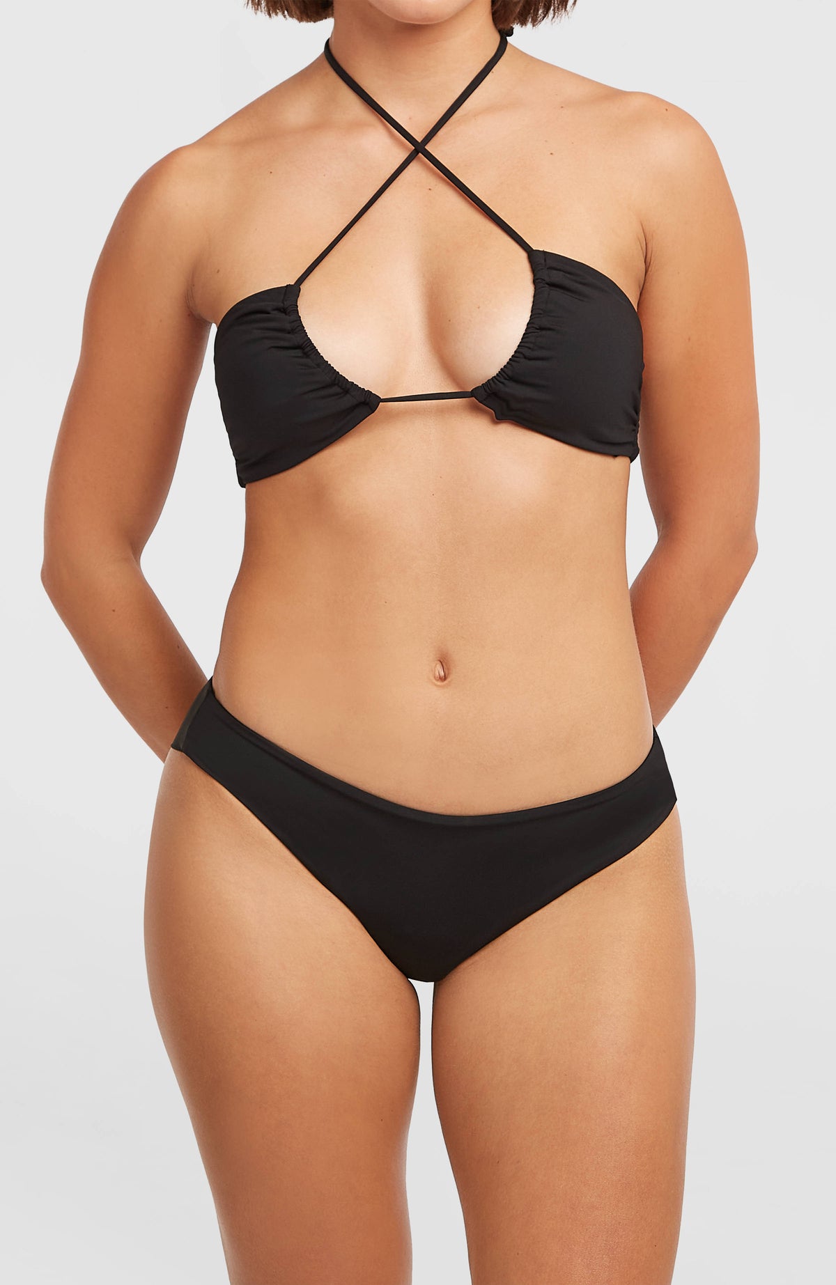 Maoi Bikinihose für Damen, schwarz, Vorderansicht am Model mit tiefem Bund