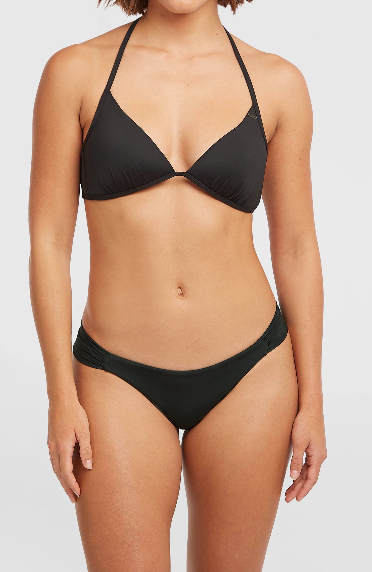 Kee Bikinihose für Damen, schwarz, Vorderansicht am Model mit tiefem Bund und gerafften Seitenstegen