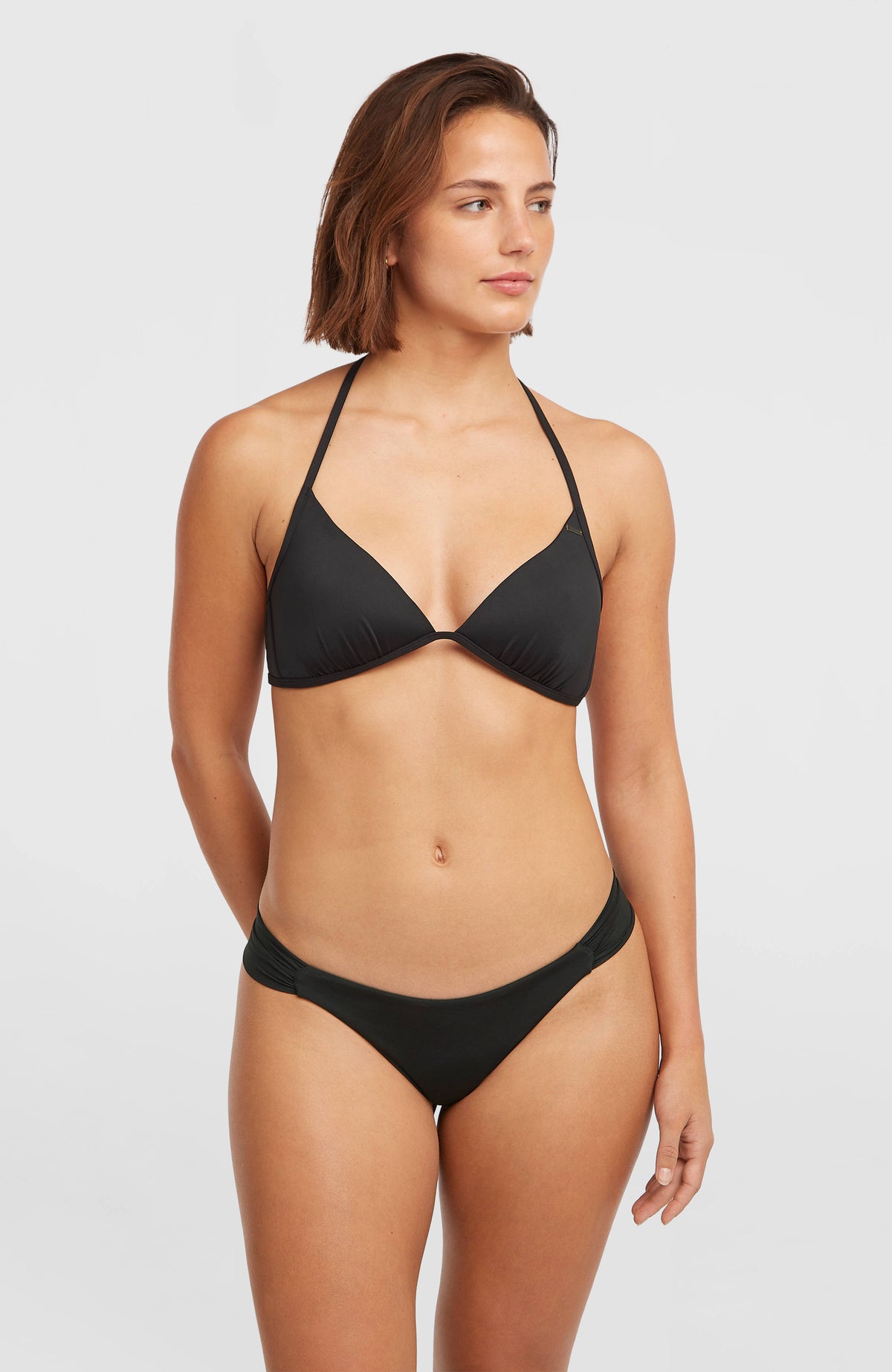 Kee Bikinihose für Damen, schwarz, Frontansicht in voller Länge getragen am Model
