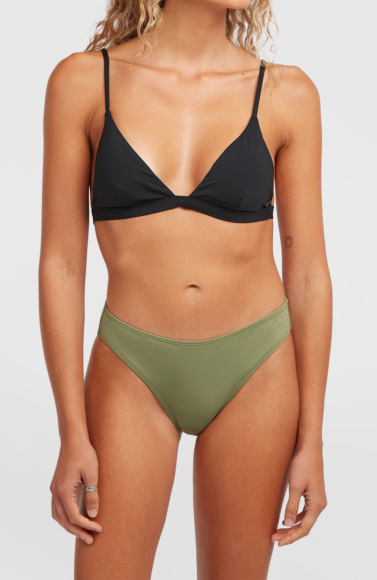Rita Bikinihose für Damen, grün, halbe Vorderansicht getragen am Model