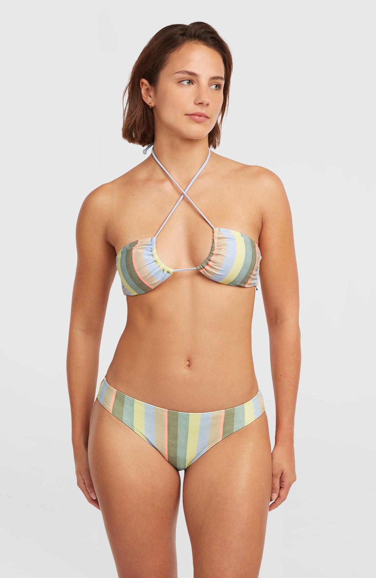 Rita Bikinihose für Damen, gelb mit Streifenmuster in Grün und Blau, getragen am Model in Ganzkörperansicht