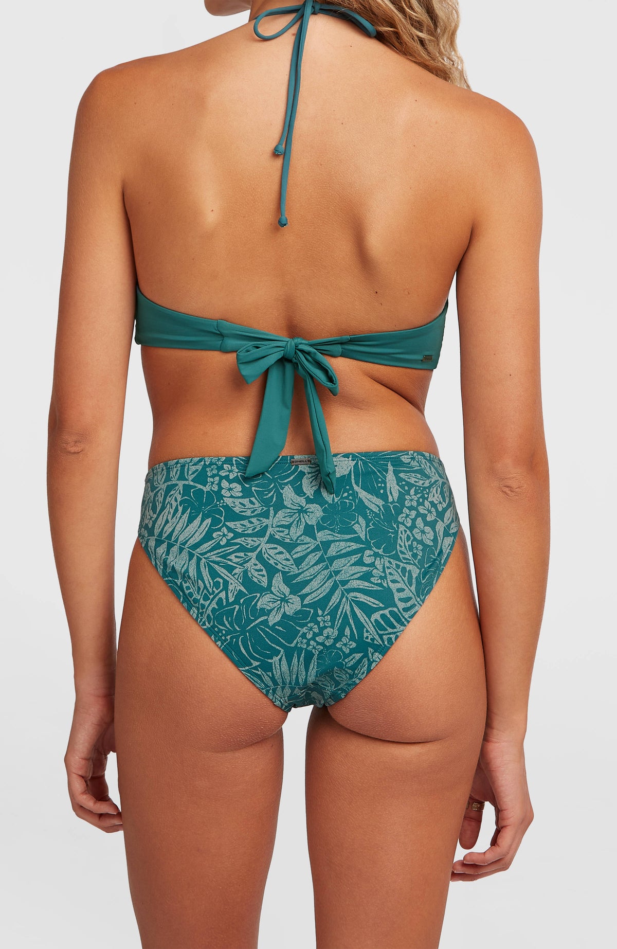 O'Neill Rita Bikinihose für Damen, grün mit Pflanzenmuster in Hellgrün, Rückansicht am Model