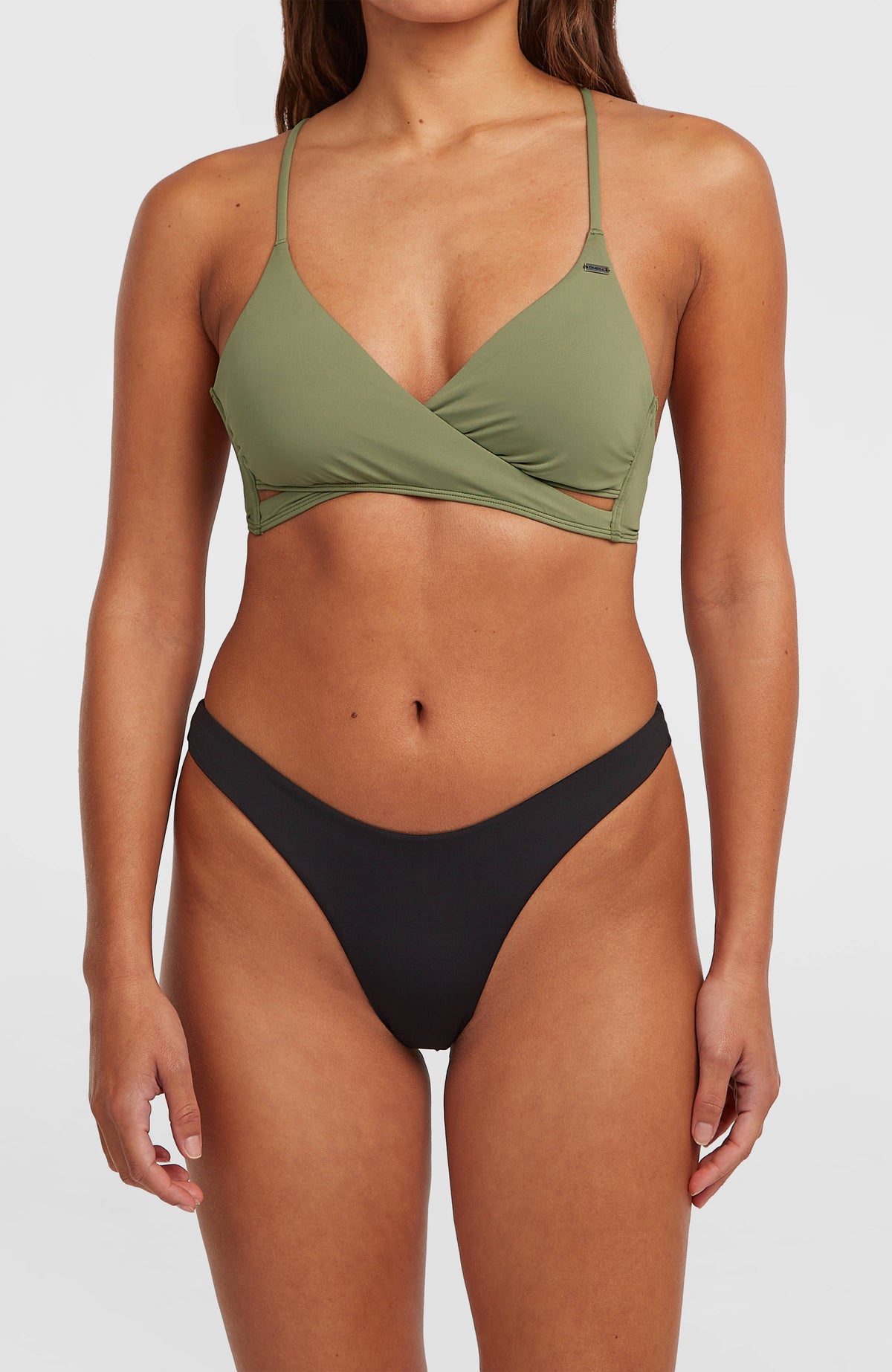 Skye Bikinihose für Damen, schwarz, Vorderansicht getragen am Model