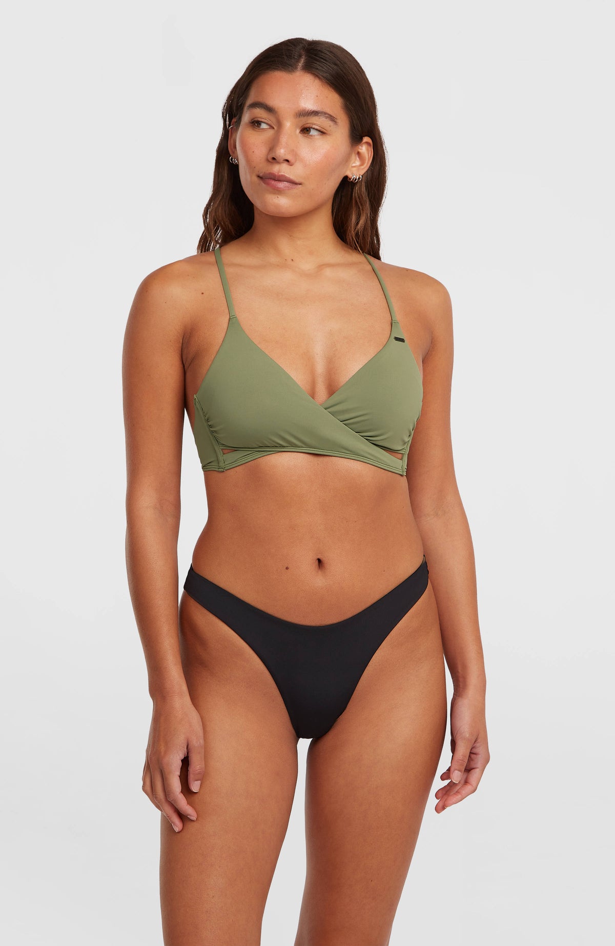 Schwarze Skye Bikinihose für Damen, stehend am Model in der Frontalansicht