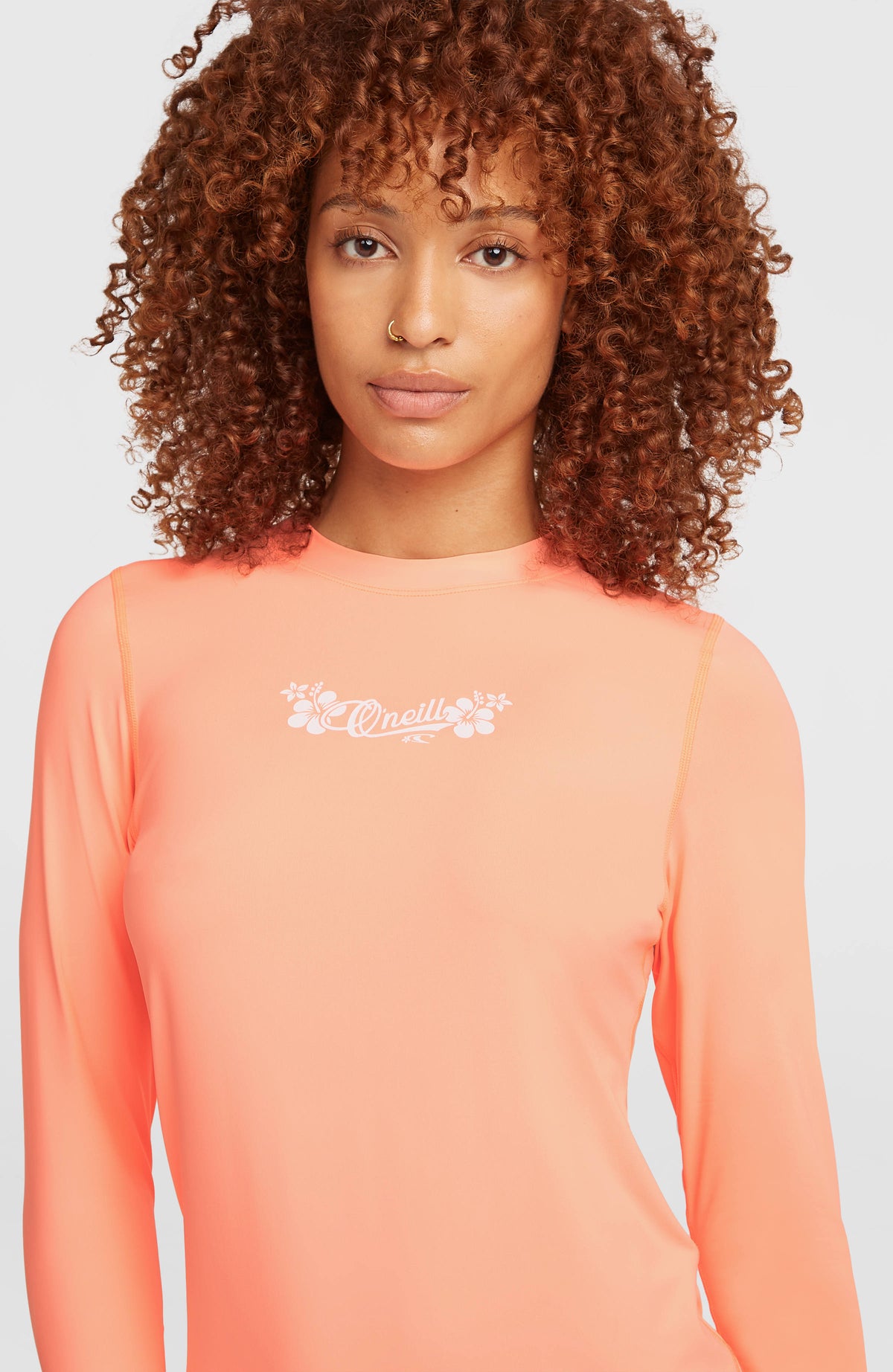 Longsleeve-UV-Shirt für Damen, orange mit Logo-Print in Weiß, Nahaufnahme am Model