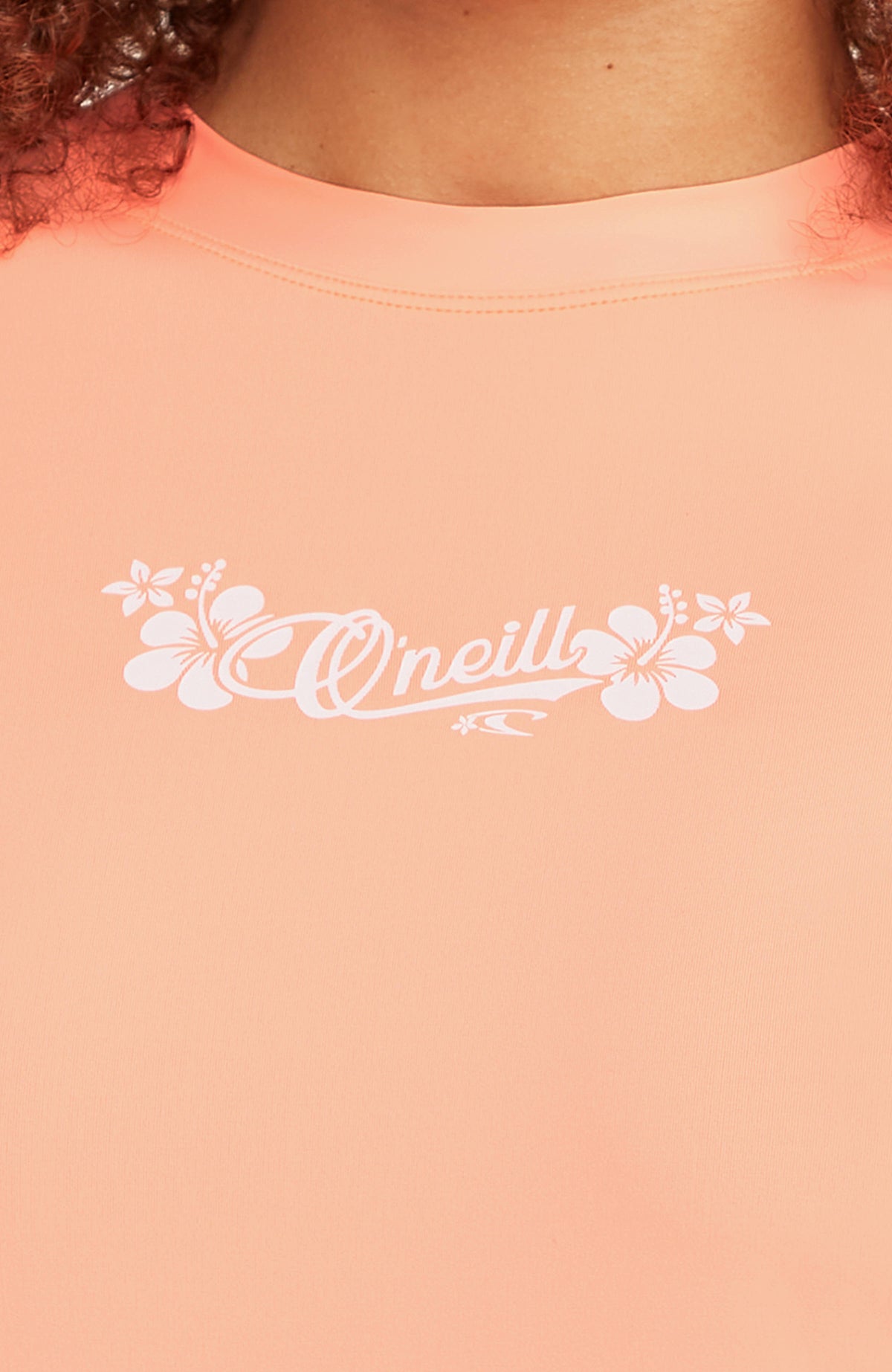 Nahaufnahme des Logo-Prints in Weiß auf dem orangen Longsleeve-UV-Shirt