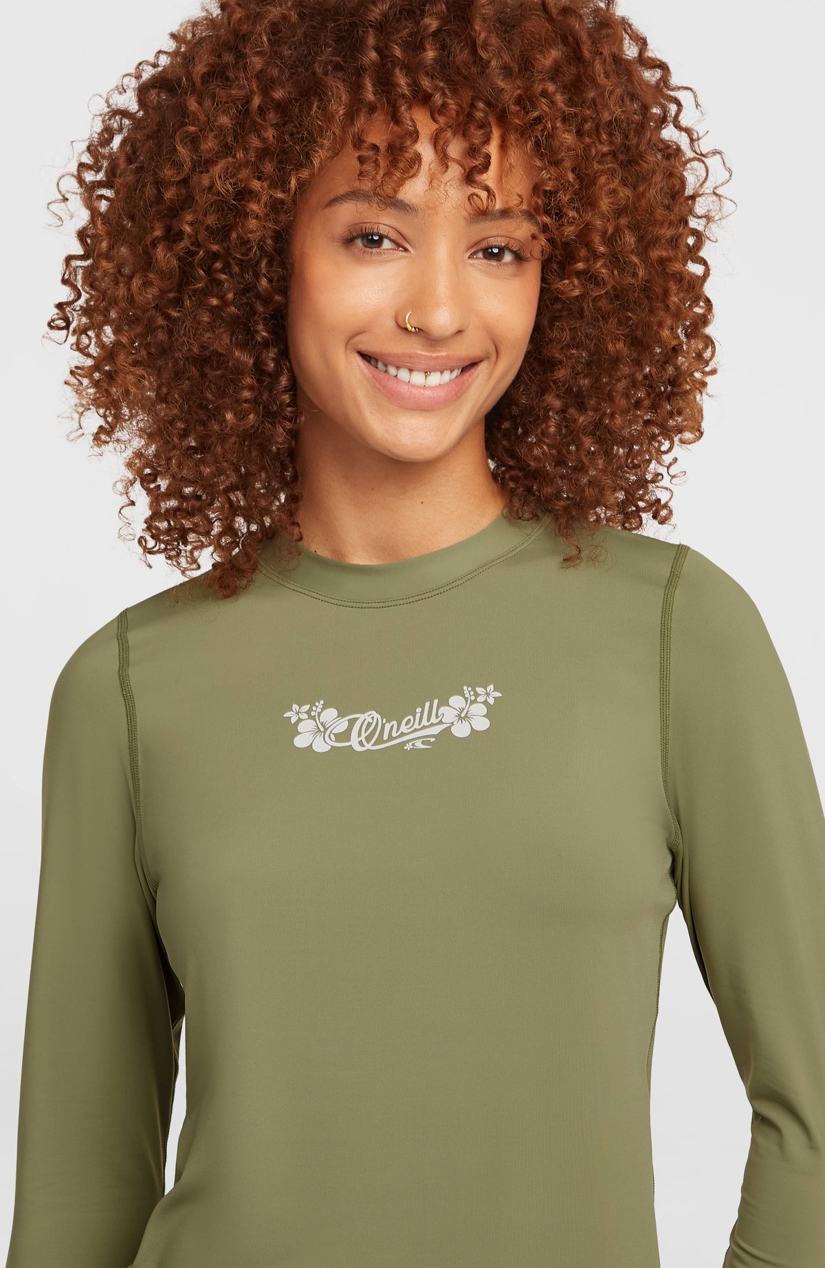Longsleeve-UV-Shirt für Damen, grün mit Logo-Print in Weiß, Nahaufnahme von Rundhalsausschnitt und Print am Model