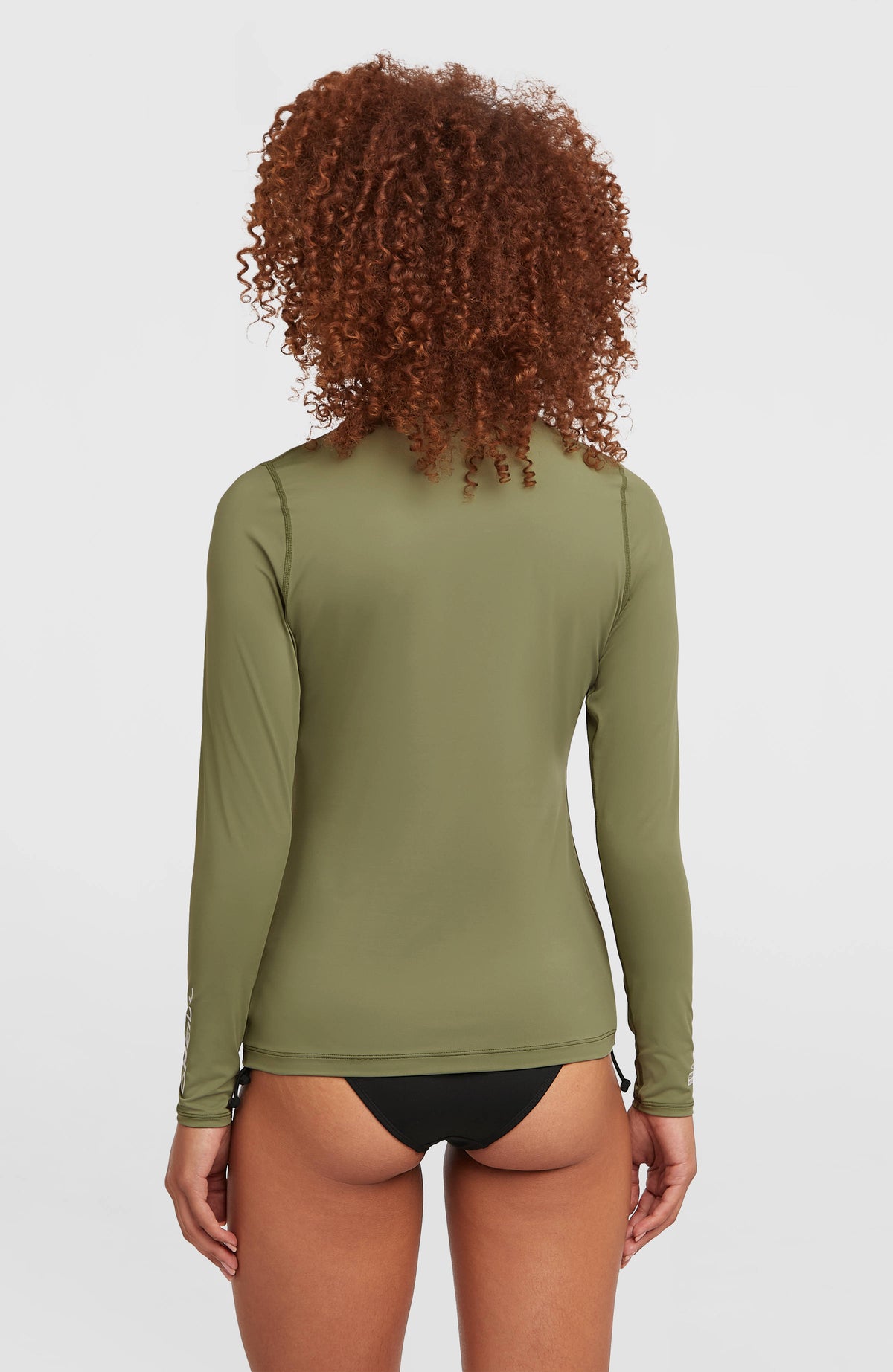 Longsleeve-UV-Shirt für Damen, grün mit Logo-Print in Weiß, Rückansicht mit Raglannähten getragen am Model