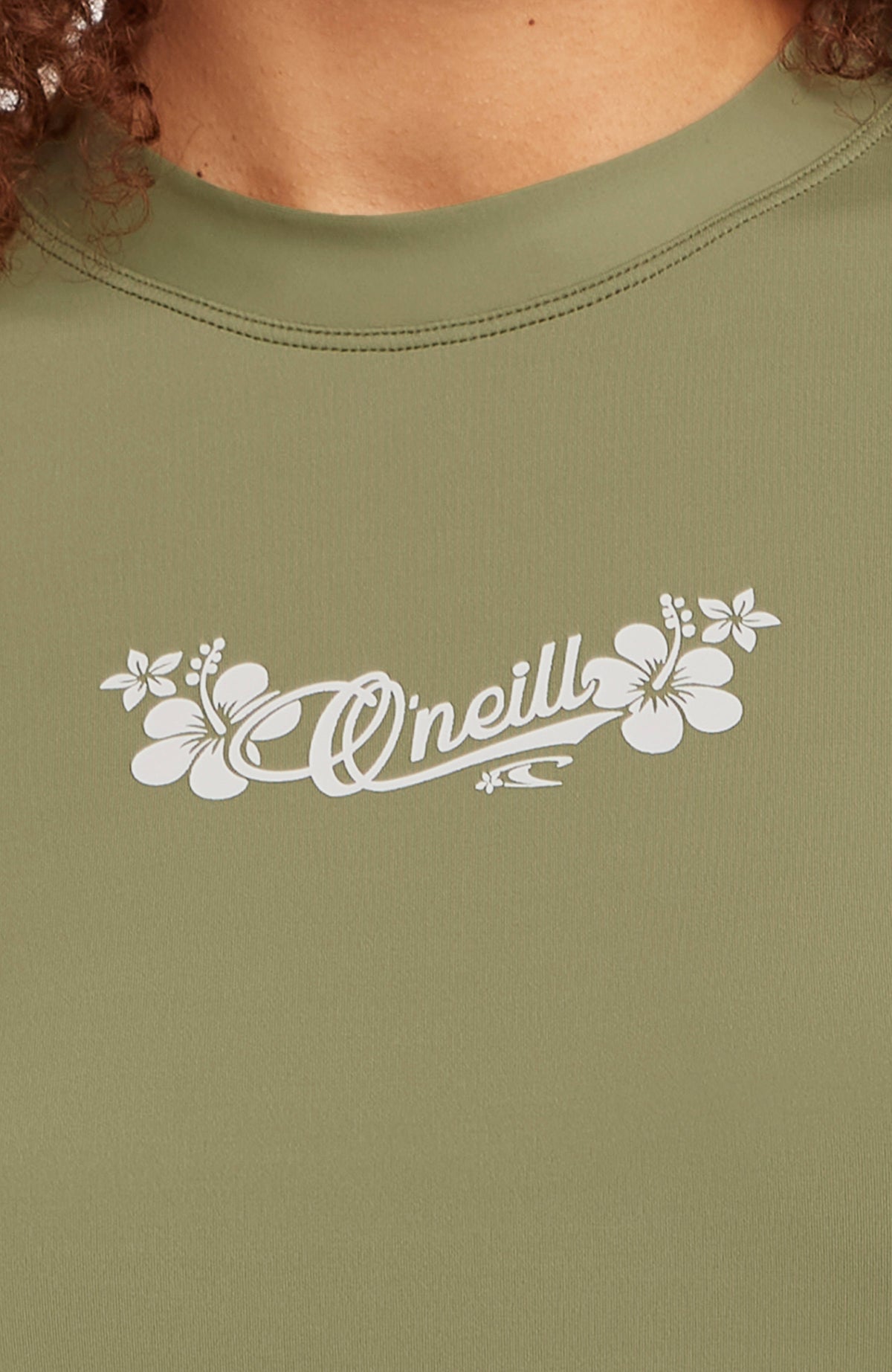 Longsleeve-UV-Shirt für Damen, grün mit Logo-Print in Weiß, Detailaufnahme des floralen Logo-Schriftzugs