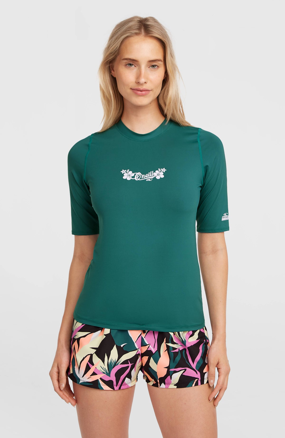 O'Neill Shortsleeve-UV-Shirt für Damen, grün mit Logo-Print in Weiß, Vorderansicht, getragen am Model