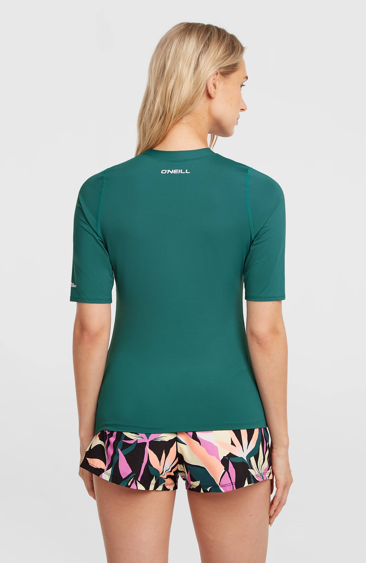 Shortsleeve-UV-Shirt für Damen, grün, Rückansicht am Model mit kleinem Logo-Print in Weiß am Kragen