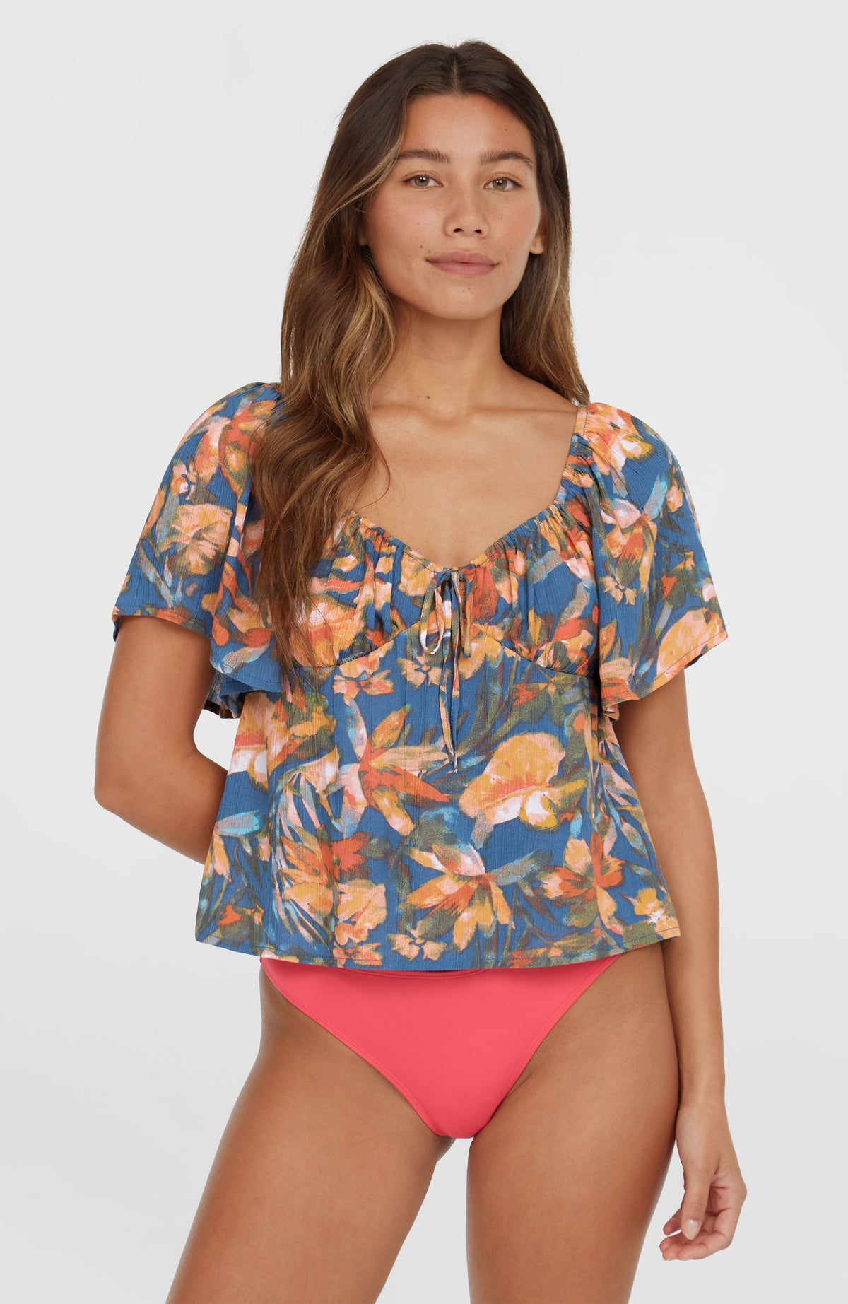 O'Neill Huges Web-Oberteil für Damen, blau mit Blumenmuster in Orange, Vorderansicht am Model