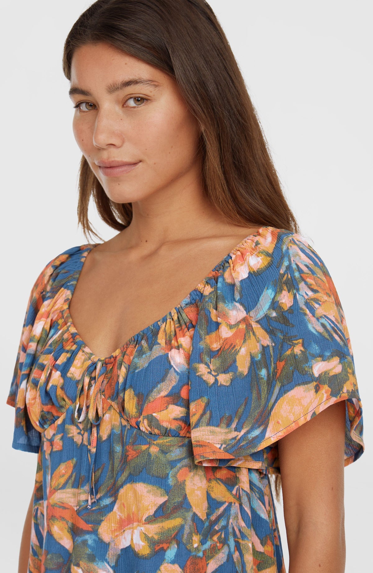 Huges Web-Oberteil für Damen, blau mit Blumenmuster in Orange, Nahaufnahme von Ausschnitt und Bindeband