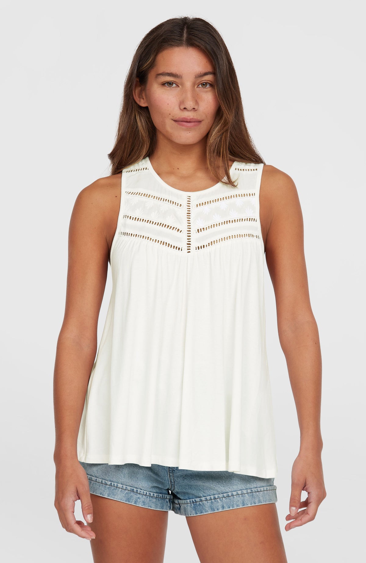 O'Neill Essentials Tokeena Tanktop mit Stickerei für Damen, weiß, Vorderansicht, getragen am Model
