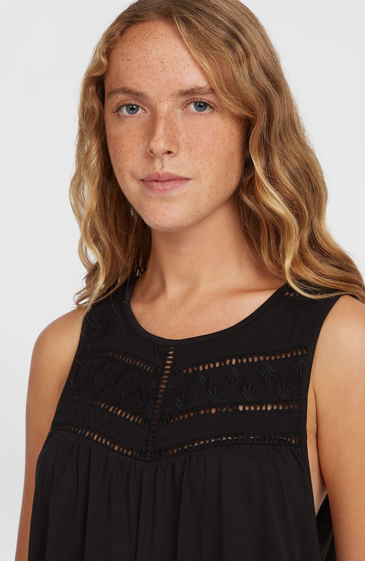 Nahaufnahme der Stickerei am Ausschnitt des schwarzen Essentials Tokeena Tanktop mit Stickerei für Damen
