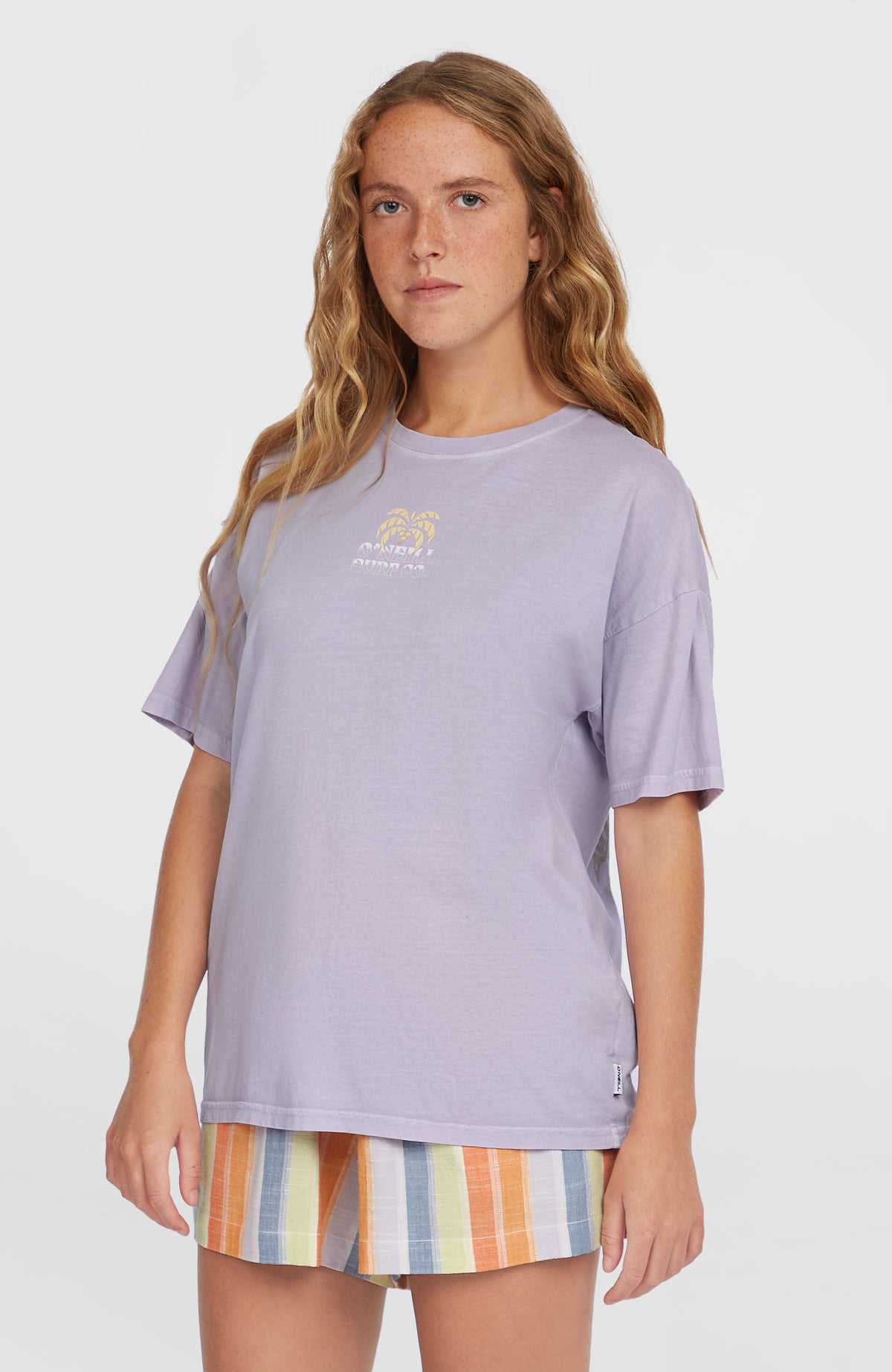 O'Neill Beach Vintage T-Shirt für Damen, lila mit Palmen-Print in Gelb, Vorderansicht am Model