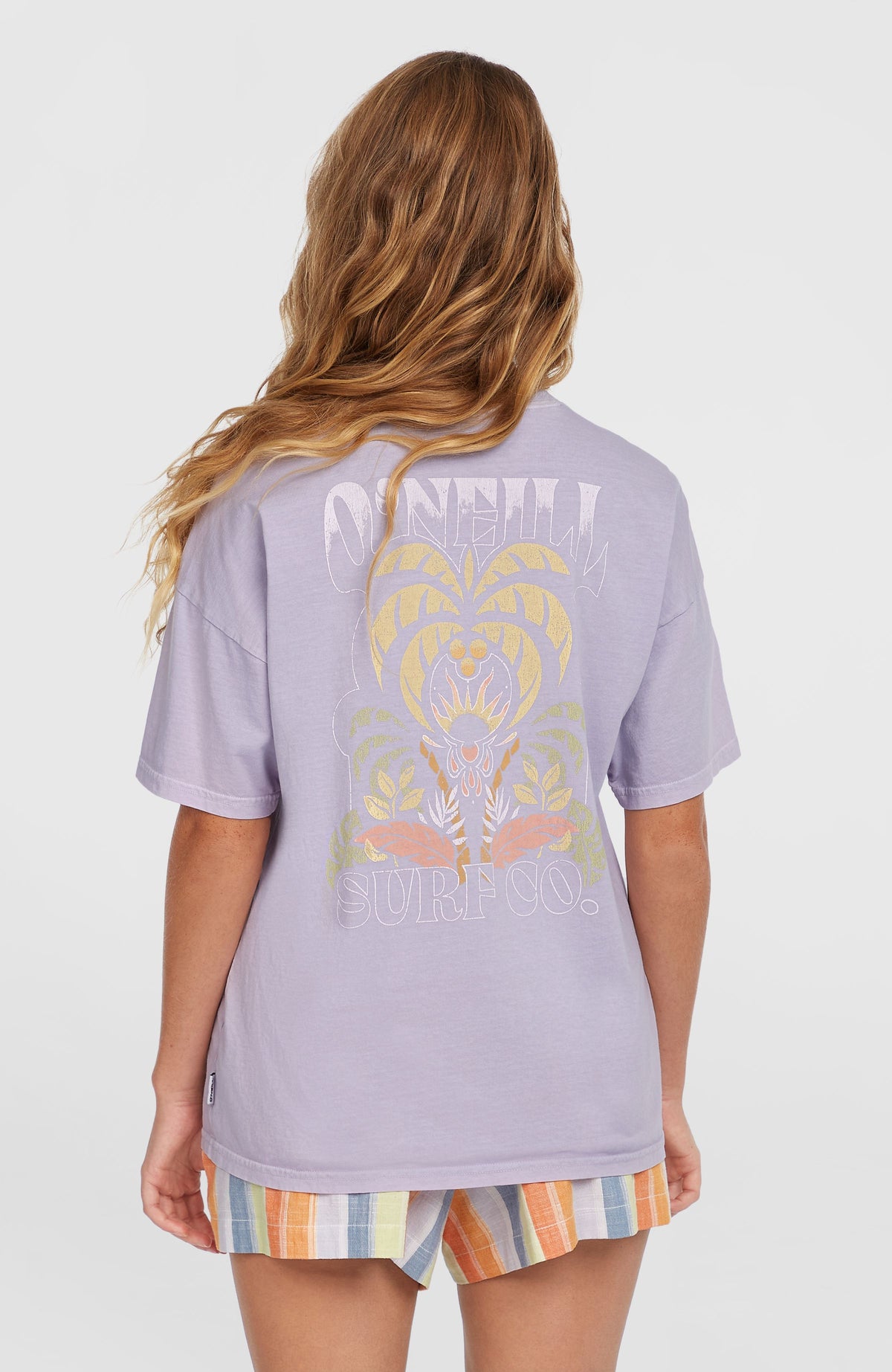 Beach Vintage T-Shirt für Damen, lila mit Palmen-Print in Gelb, Rückansicht am Model