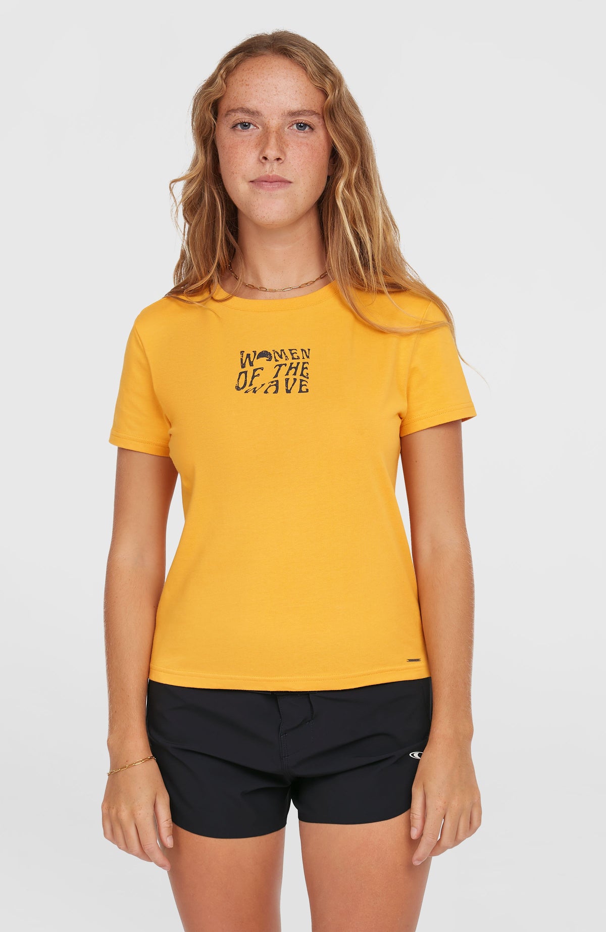 O'Neill Women of the Wave T-Shirt für Damen, orange mit Grafik-Print in Schwarz, Vorderansicht am Model