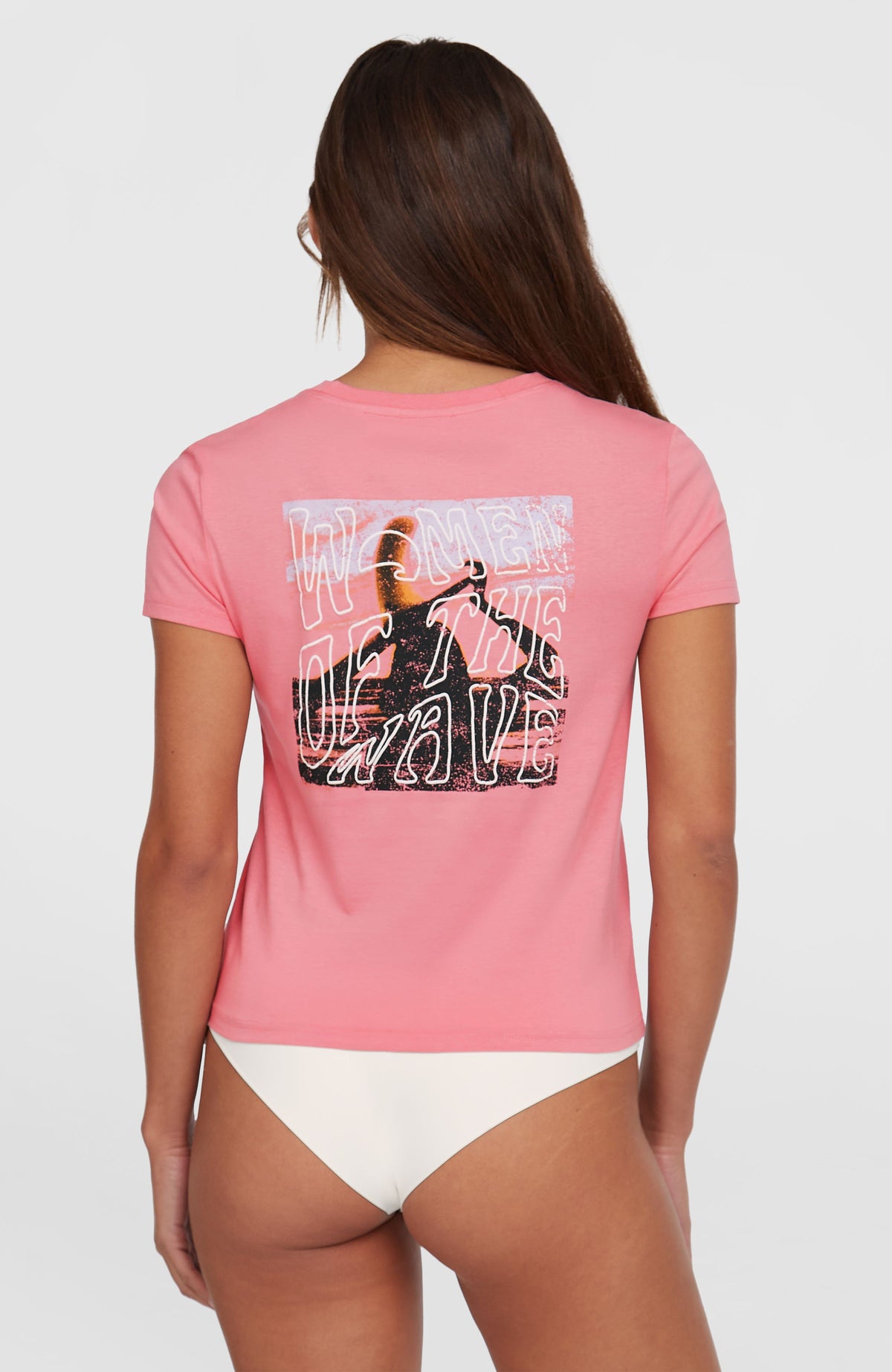 Women of the Wave T-Shirt für Damen, pink mit Schriftzug-Print in Weiß, Rückansicht am Model mit Rückenprint